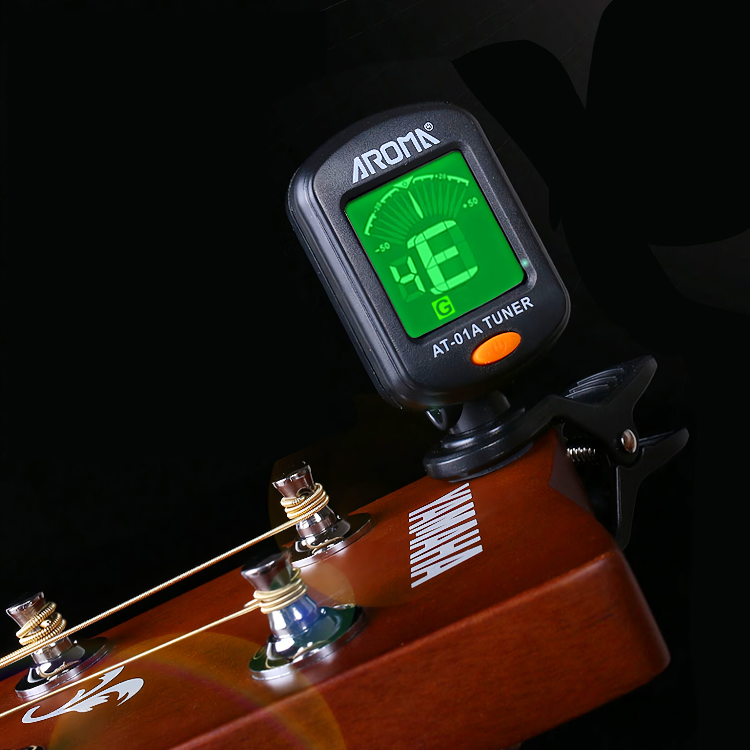 Afinador digital con clip y pantalla LCD a color, compatible con guitarra, bajo, ukelele y violín, muestra nota E con indicador de afinación; diseño compacto y clip giratorio 360 grados.
