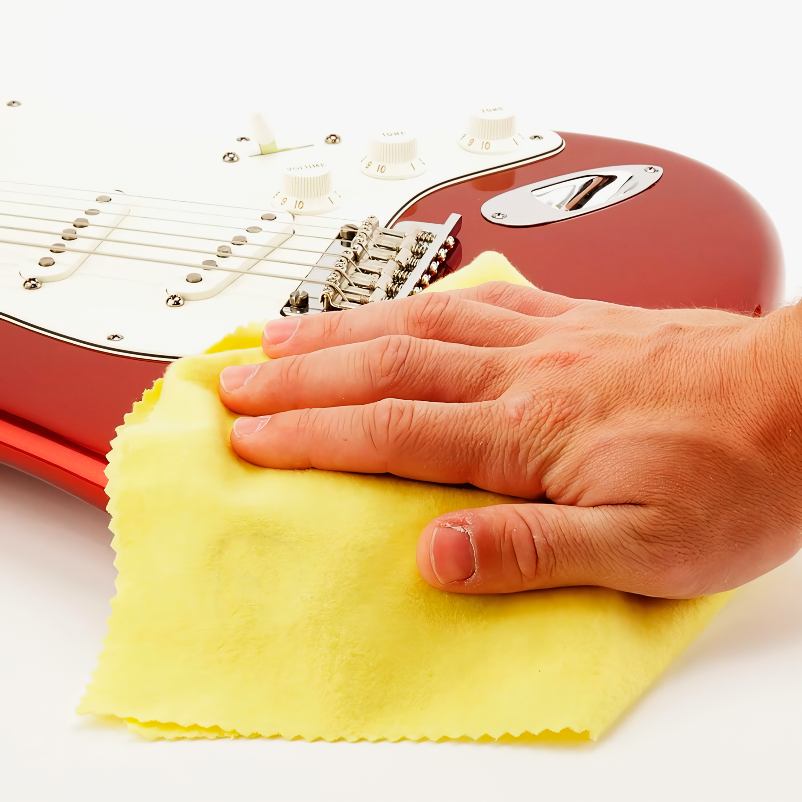 Persona aplicando Daddario Shine Instant Spray sobre la tapa brillante de una guitarra acústica, eliminando polvo y huellas, resaltando el color y acabado original del instrumento PW-PL-03S