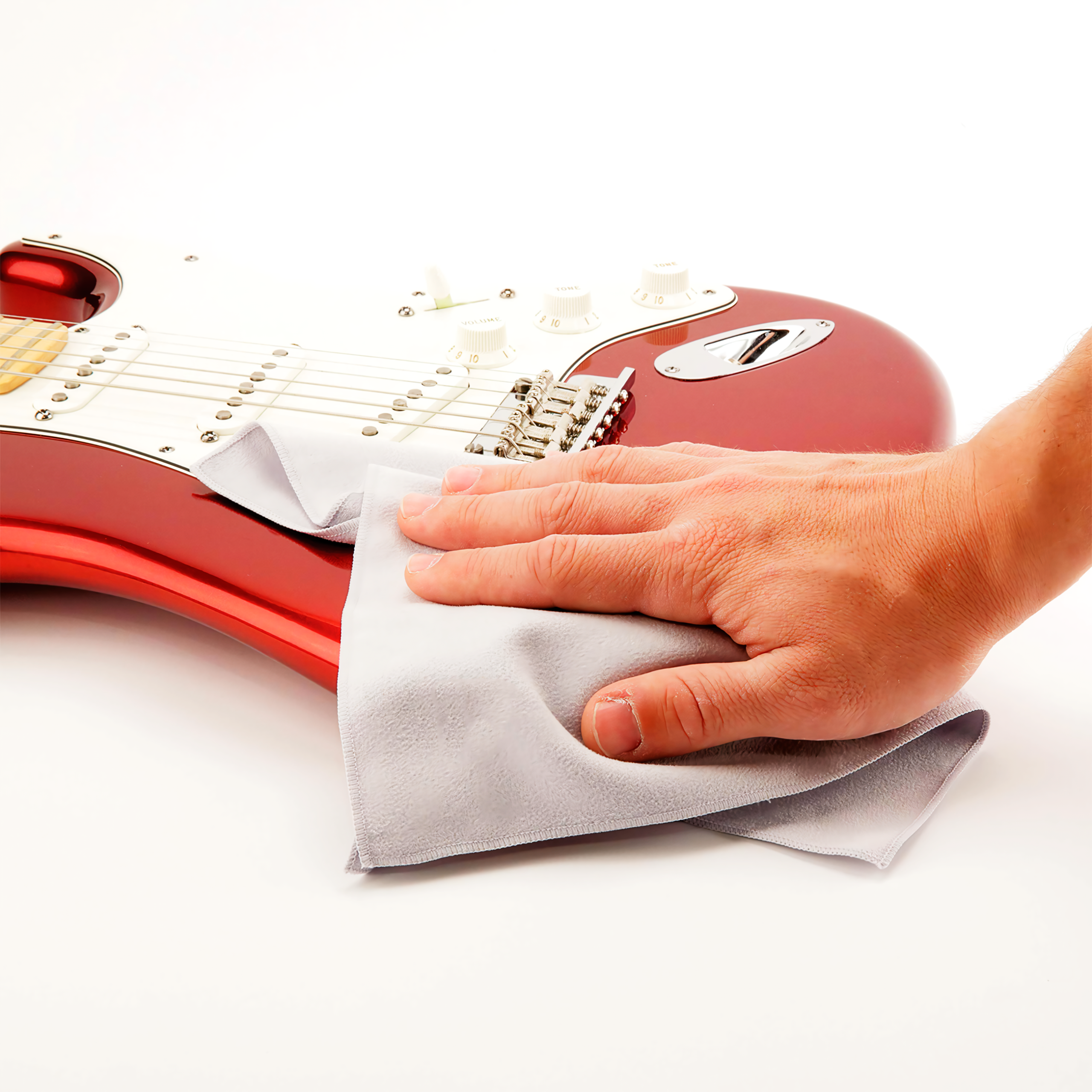 Persona aplicando Daddario Shine Instant Spray sobre la tapa brillante de una guitarra acústica, eliminando polvo y huellas, resaltando el color y acabado original del instrumento PW-PL-03S
