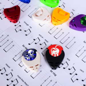 Porta Plumillas Púas Pick Holder para guitarra con diseño compacto y adhesivo para sujetar púas fácilmente.