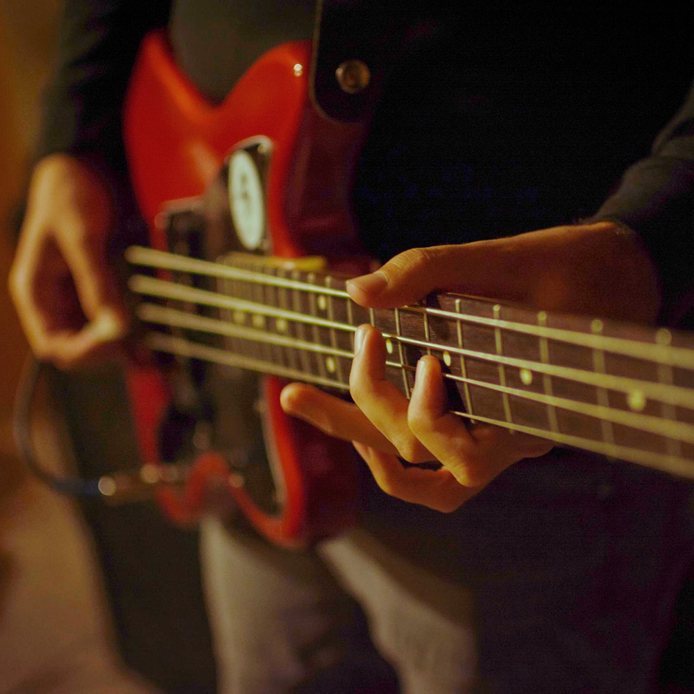 Curso de Bajo electrico – lecciones de afinación, posiciones de manos y uso de cuerdas paso a paso, con actualizaciones gratuitas tutoriales sencillos practicas CURS BAJO ELECTRICO