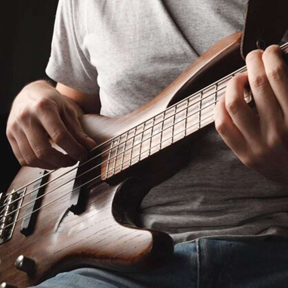 Curso de Bajo electrico – lecciones de afinación, posiciones de manos y uso de cuerdas paso a paso, con actualizaciones gratuitas tutoriales sencillos practicas CURS BAJO ELECTRICO