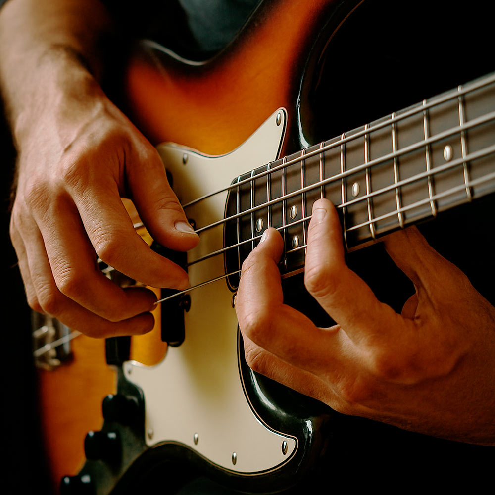 Curso de Bajo electrico – lecciones de afinación, posiciones de manos y uso de cuerdas paso a paso, con actualizaciones gratuitas tutoriales sencillos practicas CURS BAJO ELECTRICO
