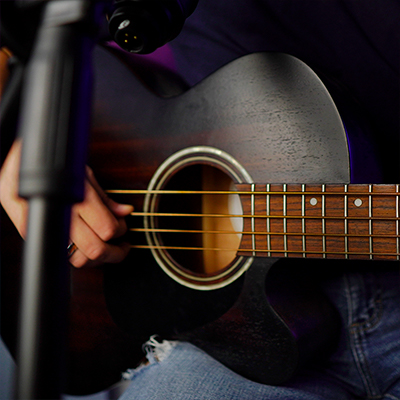 Curso de Bajoloche bajo acústico – lecciones de afinación, posiciones de manos y uso de cuerdas paso a paso, con actualizaciones gratuitas CURS BAJOLOCHE