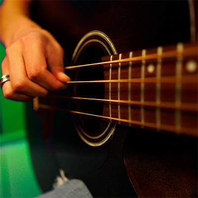 Curso de Bajoloche bajo acústico – lecciones de afinación, posiciones de manos y uso de cuerdas paso a paso, con actualizaciones gratuitas CURS BAJOLOCHE