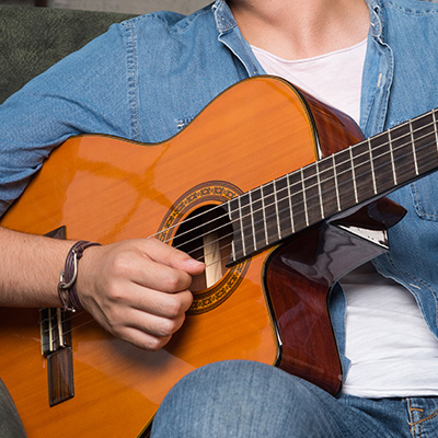 Curso Guitarra Acústica Estilo Music – aprende a tocar paso a paso desde cero con lecciones estructuradas y videos intuitivos CURS ACUSTICA