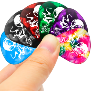 Set de 10 Puas Guitarra Celuloide Alien Toxic marca Estilo Music, colección Alien Toxic con colores aleatorios, fabricadas en celuloide resistente con máxima memoria y mínimo desgaste. PCT10