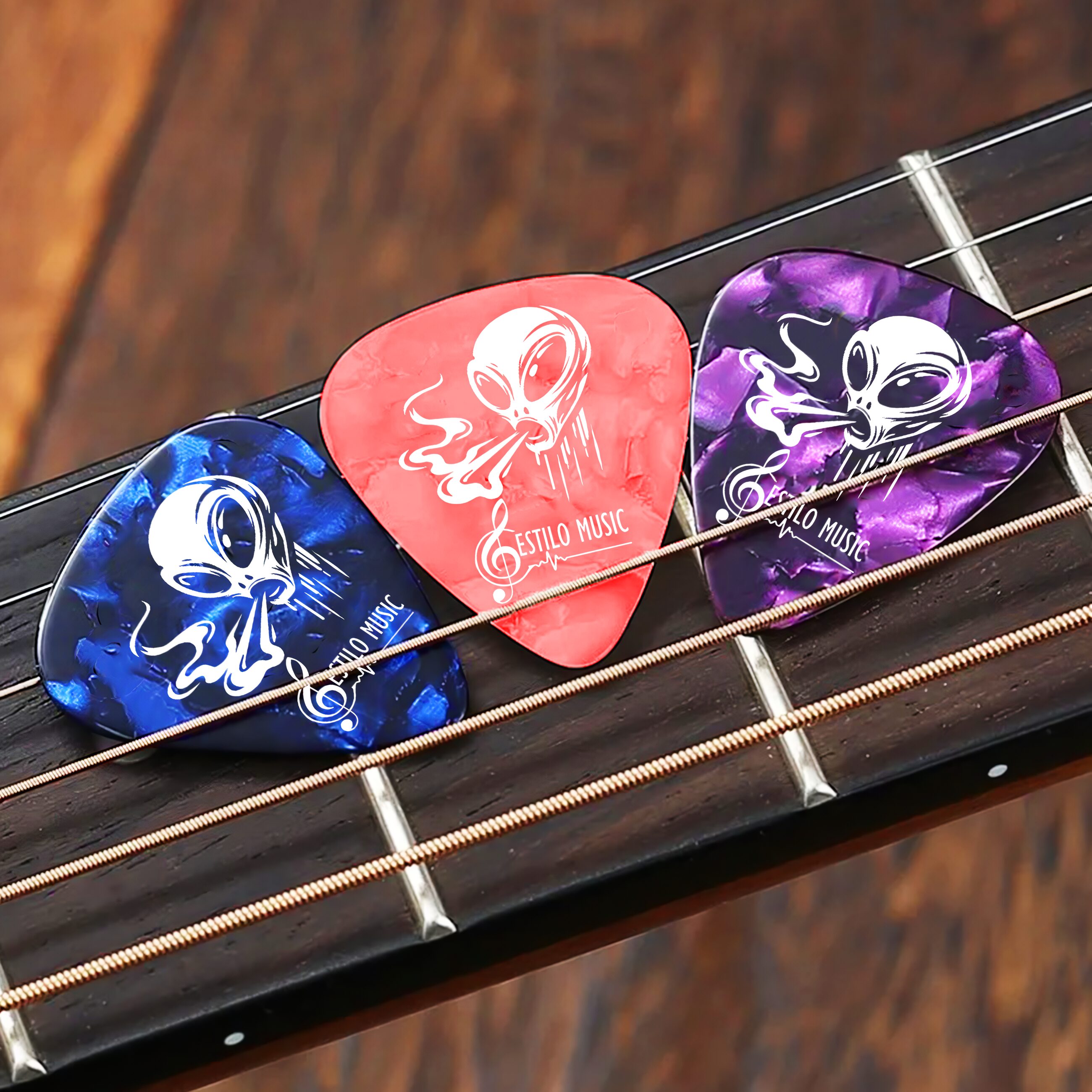 Set de 10 Puas Guitarra Celuloide Alien Toxic marca Estilo Music, colección Alien Toxic con colores aleatorios, fabricadas en celuloide resistente con máxima memoria y mínimo desgaste. PCT10