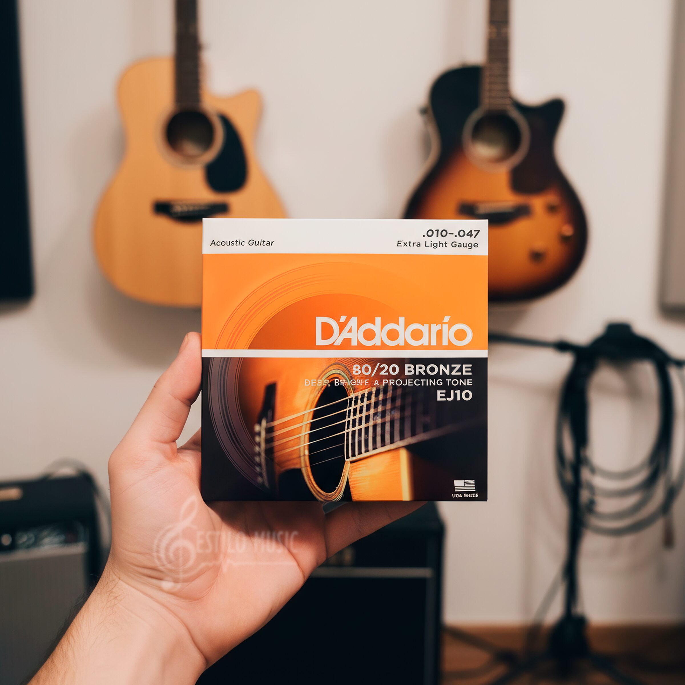 Cuerdas Daddario EJ10 para Guitarra acústica con calibre extra ligero y entorchado en bronce, tono brillante. Juego de Cuerdas Daddario EJ10 para Guitarra con empaque anticorrosión y sello de garantía original.