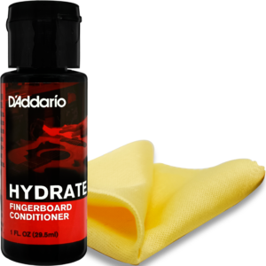 Kit D’Addario PW‑FBCS Planets Waves con botella de aceite limpiador de 60 ml y paño de microfibra, fórmula sin acumulación para limpiar y acondicionar diapasones de madera oscura.