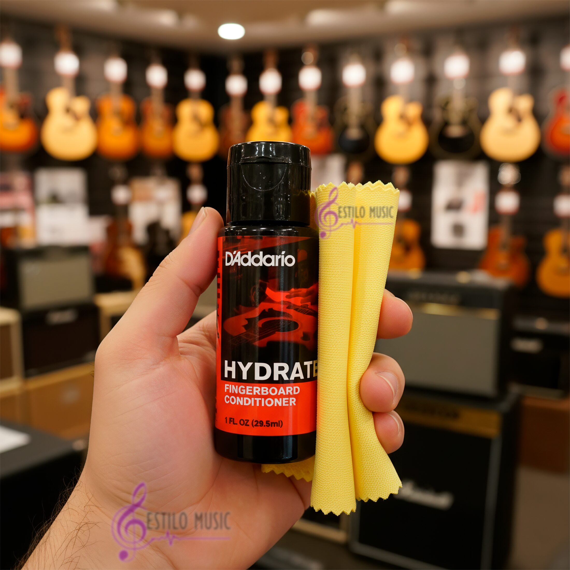 Kit D’Addario PW‑FBCS Planets Waves con botella de aceite limpiador de 60 ml y paño de microfibra, fórmula sin acumulación para limpiar y acondicionar diapasones de madera oscura.