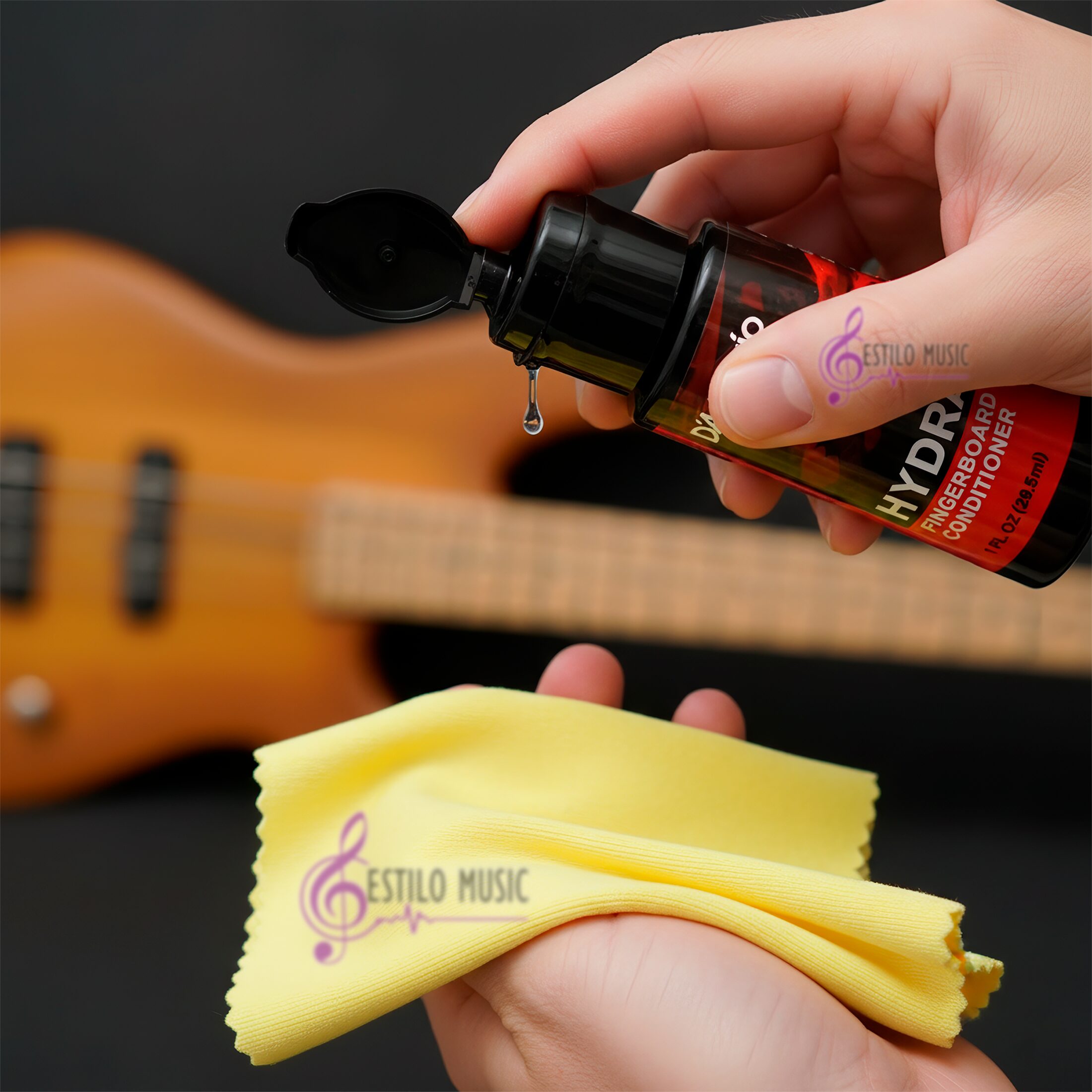 Kit D’Addario PW‑FBCS Planets Waves con botella de aceite limpiador de 60 ml y paño de microfibra, fórmula sin acumulación para limpiar y acondicionar diapasones de madera oscura.