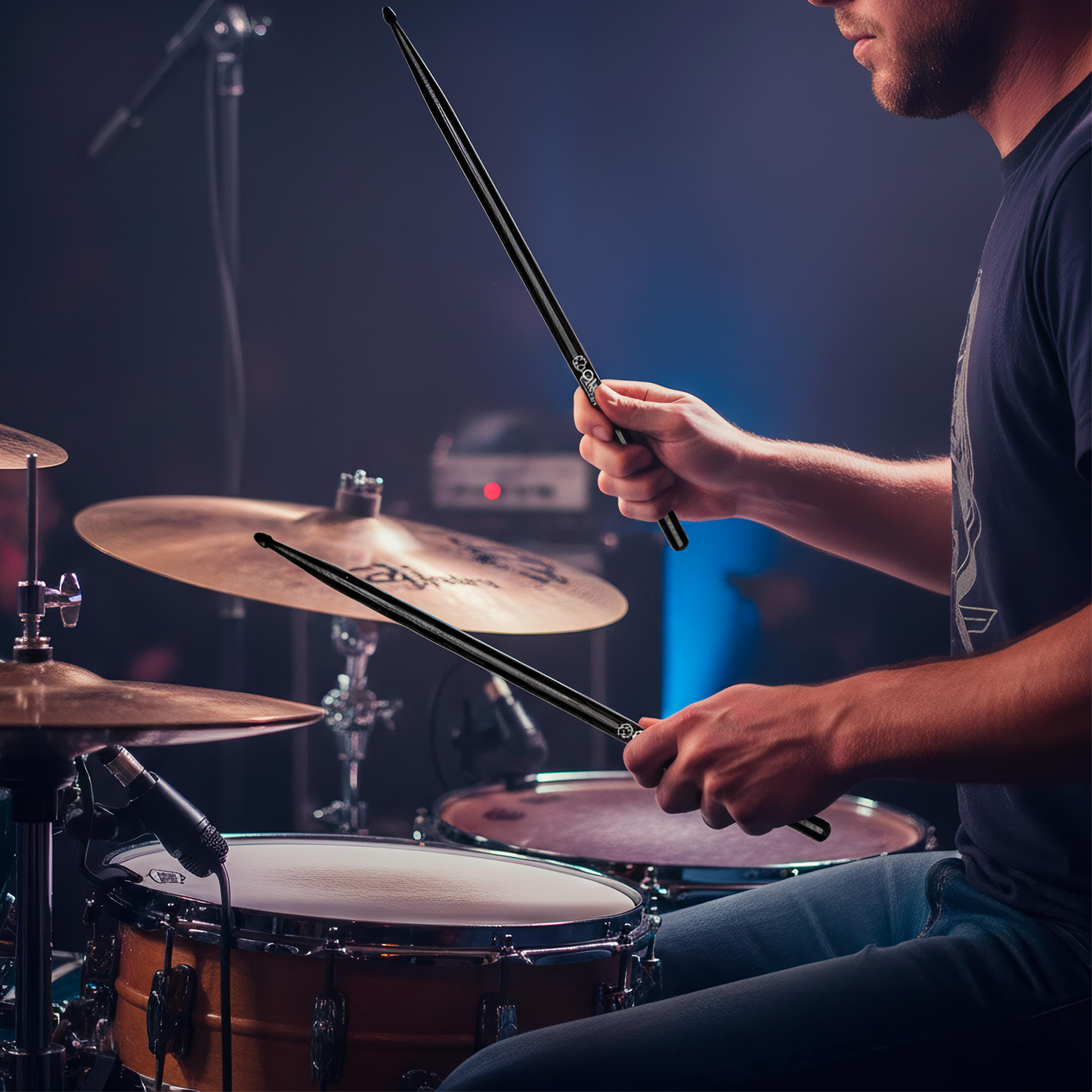 Baqueta Oniix Vic Firth utilizada sobre caja o platillo de batería, demostrando agarre firme, punta de lágrima afinada y resistencia de nogal americano para estilos de rock.