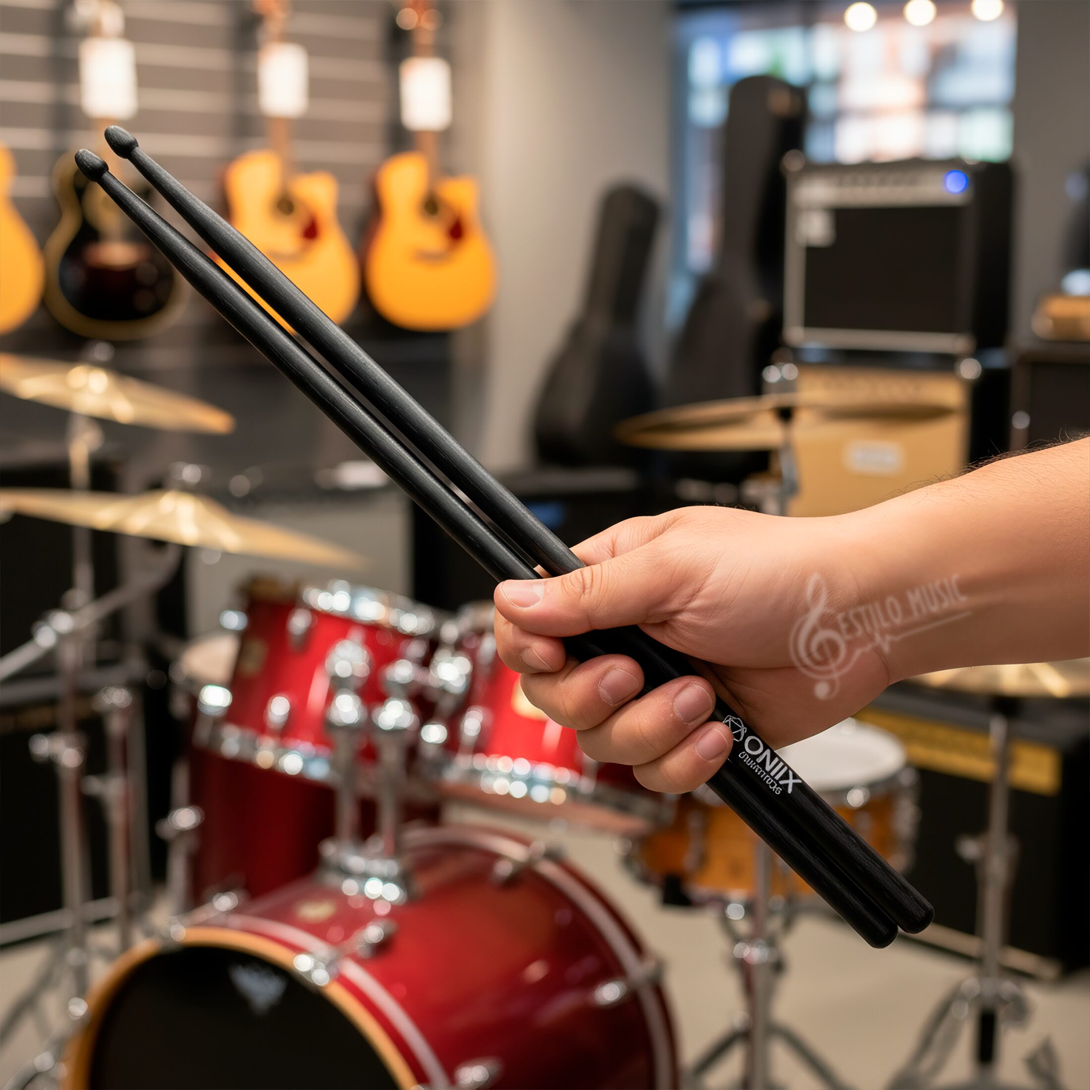 Baqueta Oniix Vic Firth utilizada sobre caja o platillo de batería, demostrando agarre firme, punta de lágrima afinada y resistencia de nogal americano para estilos de rock.