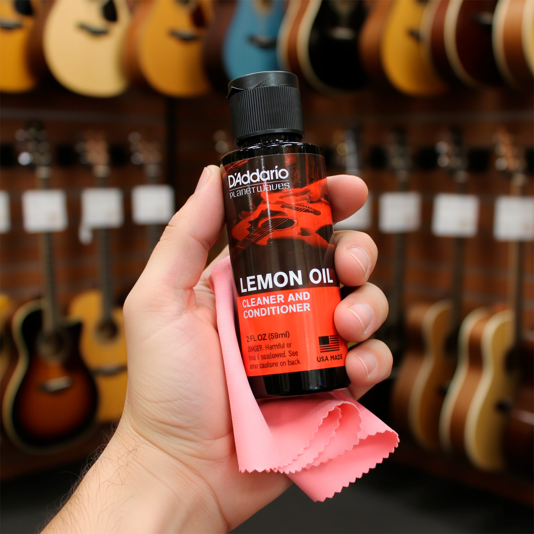 aceite Planet Wave PW‑LMN Daddario en diapasón de guitarra de madera sin terminado, limpiando grasa, restaurando humedad y previniendo grietas.