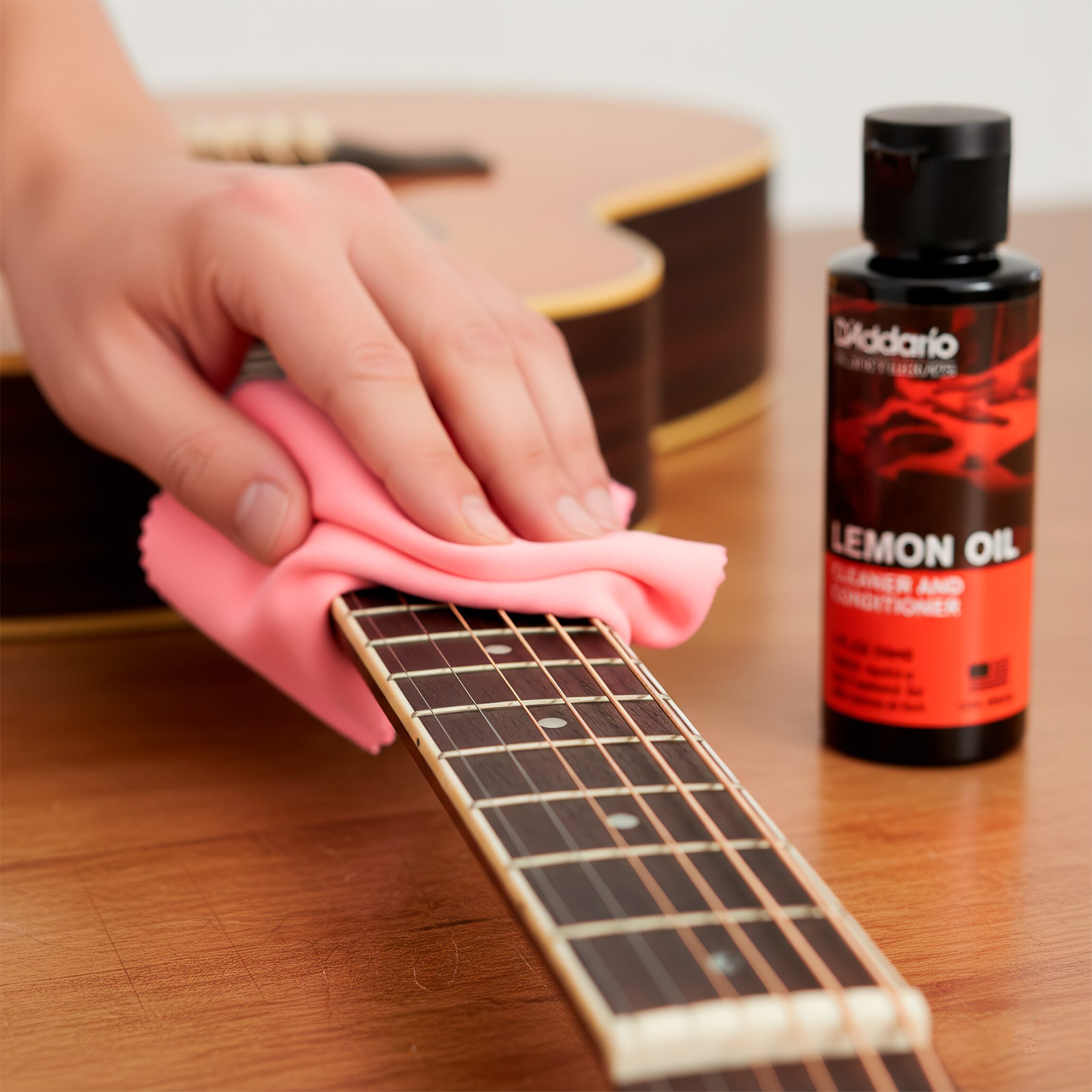 aceite Planet Wave PW‑LMN Daddario en diapasón de guitarra de madera sin terminado, limpiando grasa, restaurando humedad y previniendo grietas.