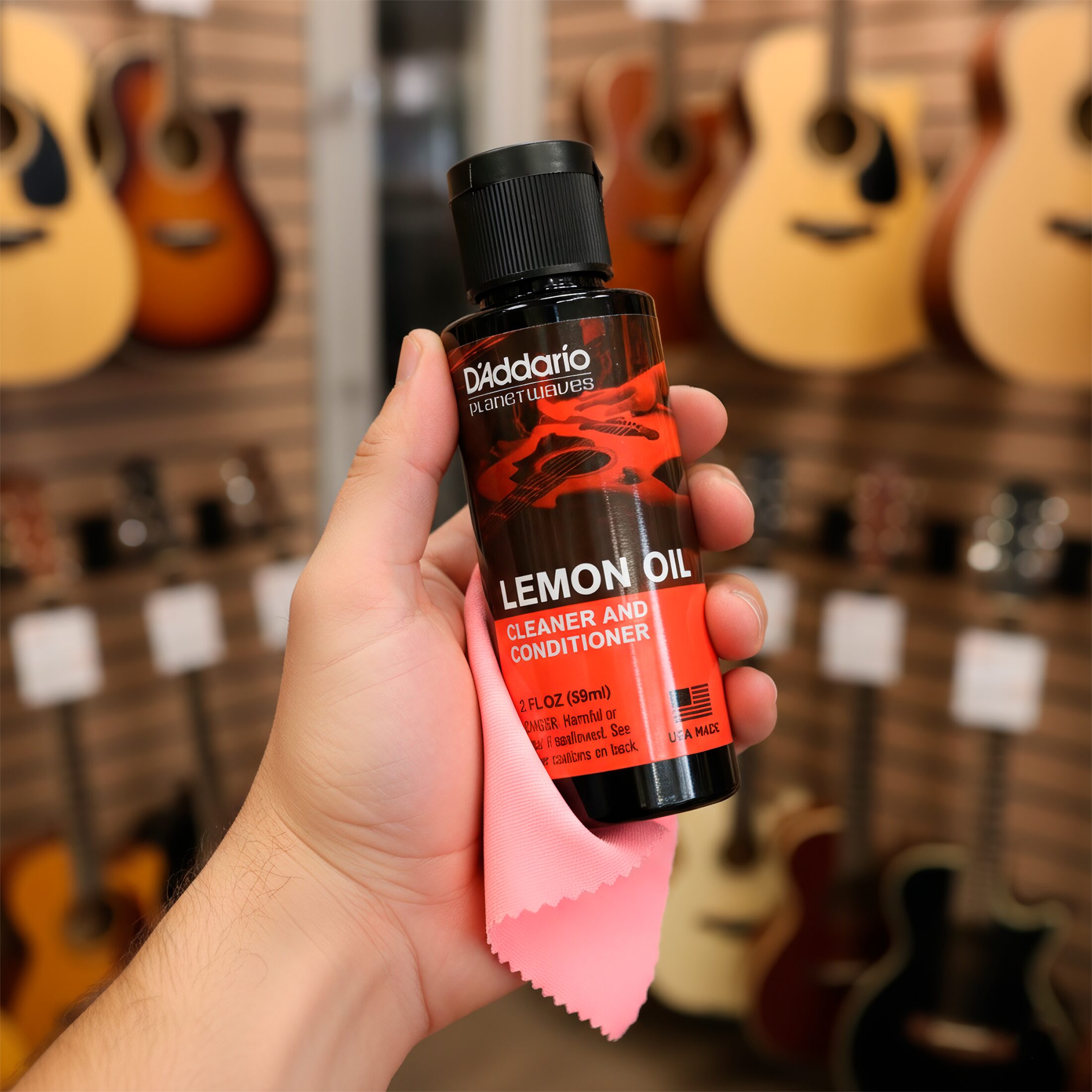 aceite Planet Wave PW‑LMN Daddario en diapasón de guitarra de madera sin terminado, limpiando grasa, restaurando humedad y previniendo grietas.