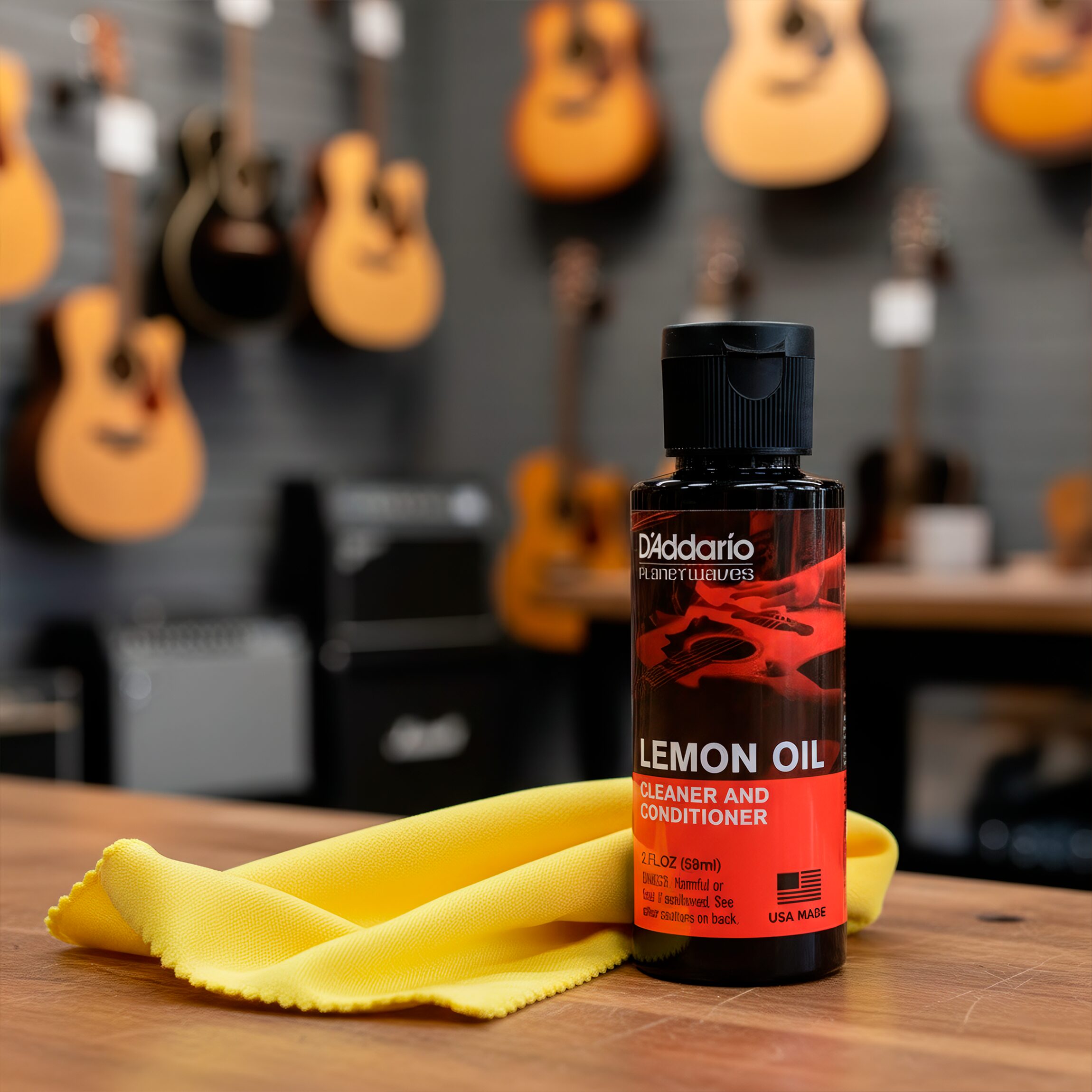 aceite Planet Wave PW‑LMN Daddario en diapasón de guitarra de madera sin terminado, limpiando grasa, restaurando humedad y previniendo grietas.