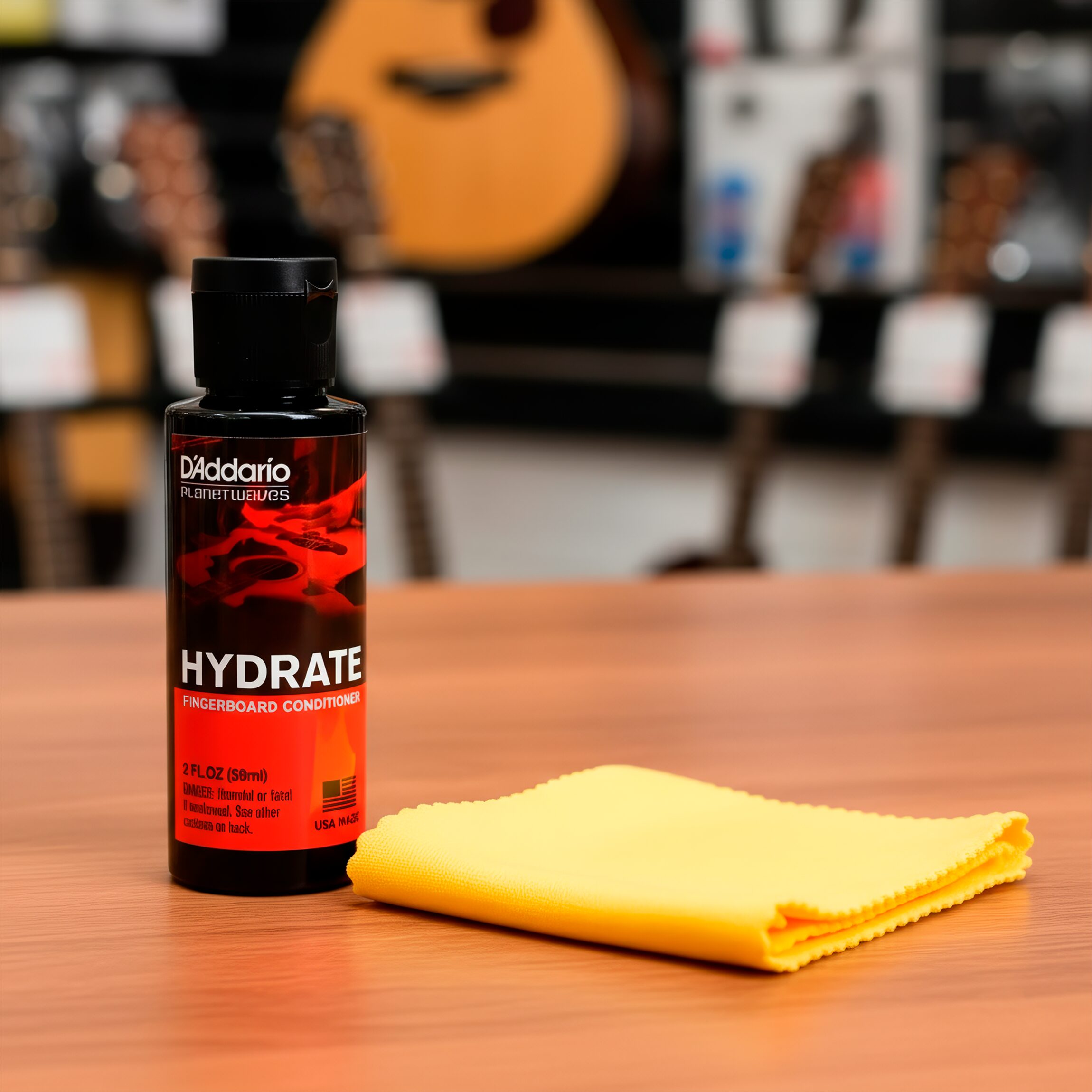 Kit D’Addario PW‑FBC Planets Waves con botella de aceite limpiador de 60 ml y paño de microfibra, fórmula sin acumulación para limpiar y acondicionar diapasones de madera oscura.