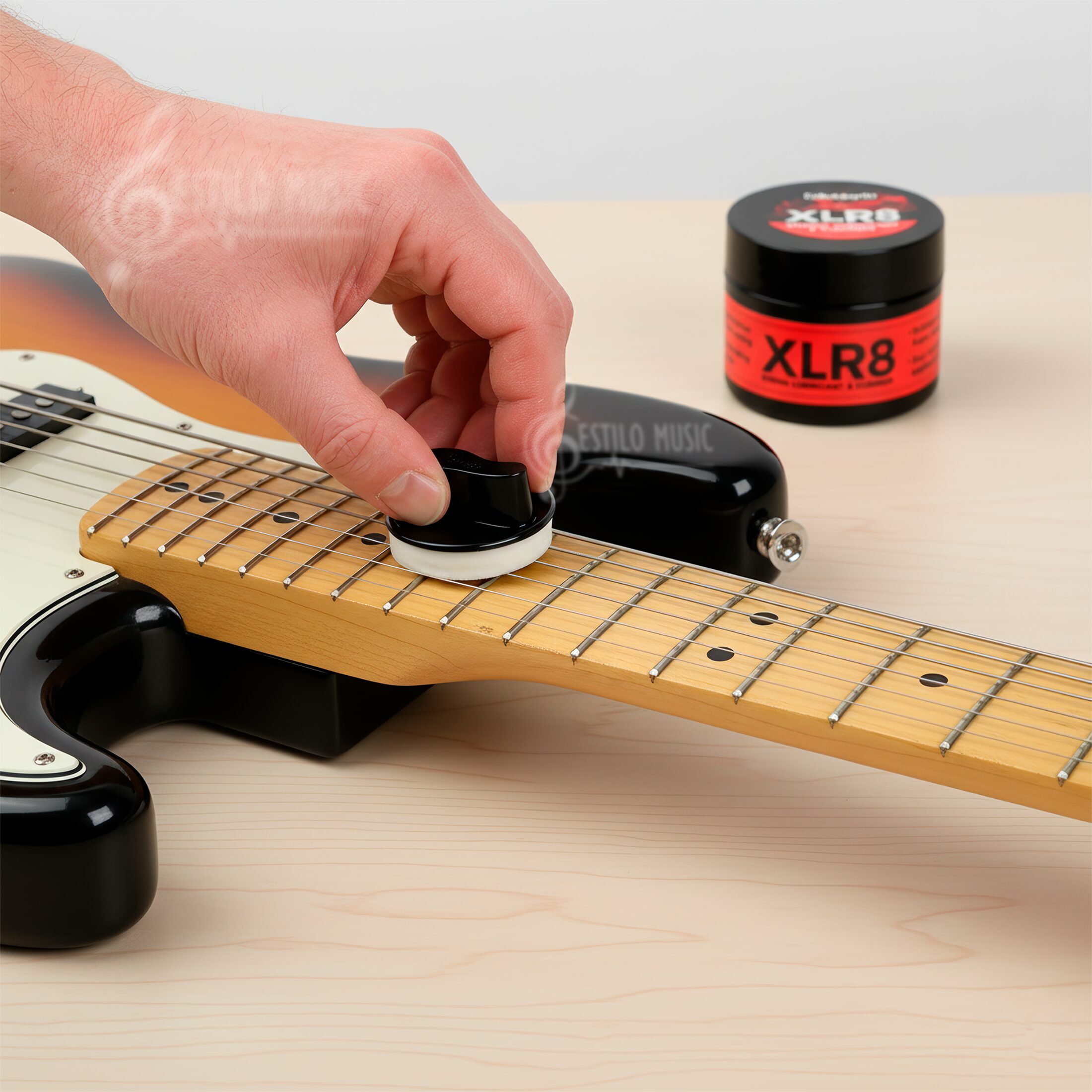 Limpiador De Cuerdas Daddario Pw-xlr8-01 con aplicador lubricante para guitarra y bajo, modelo PW-XLR8-01.