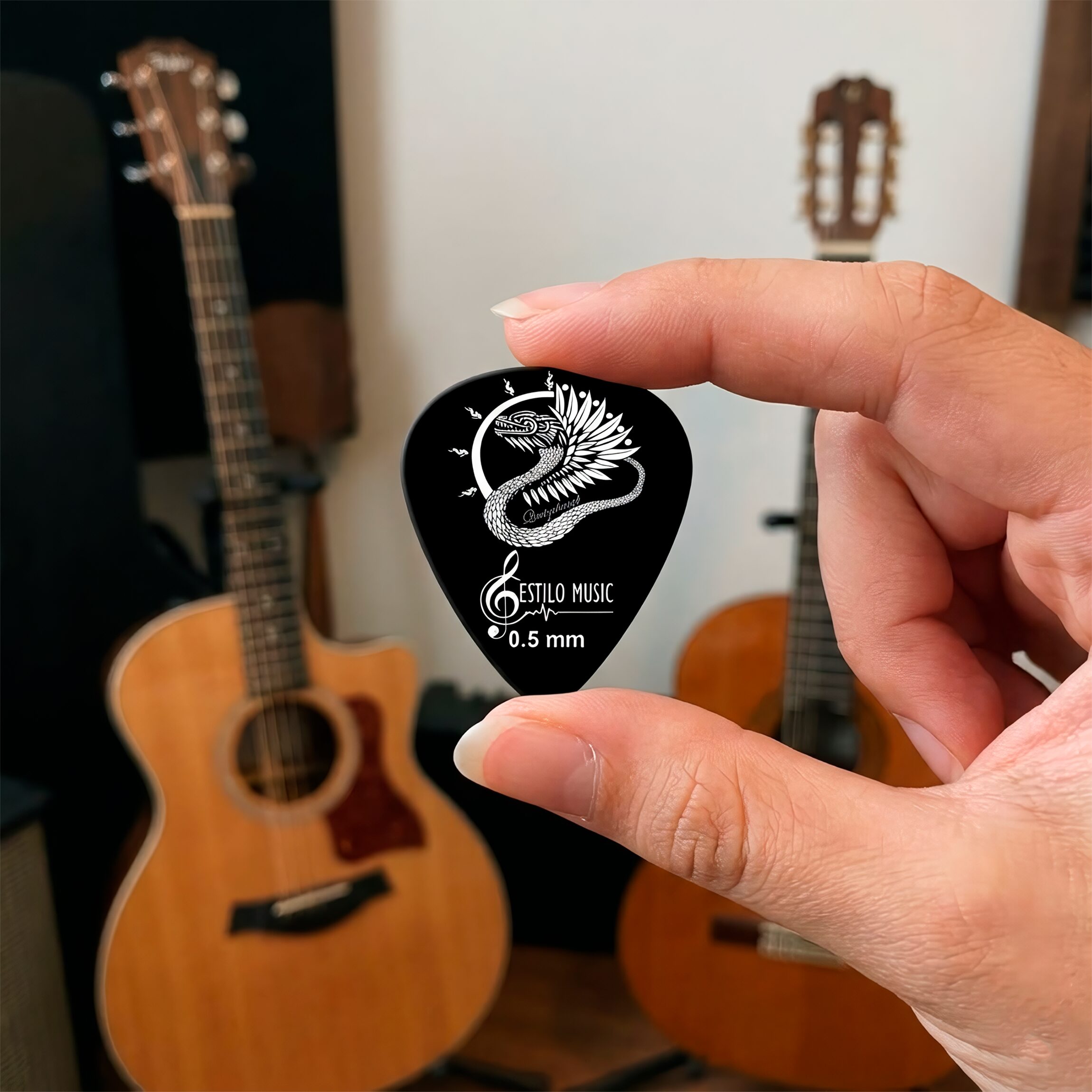 10 Puas Plumillas Guitarra Dioses Quetzalcoatl marca Estilo Music pack premium de plumillas de derlin con diferentes grosores diseño artístico 10 Puas Plumillas Guitarra Dioses Quetzalcoatl colección dioses con diseño Quetzalcoatl material derlin resistente marca Estilo Music