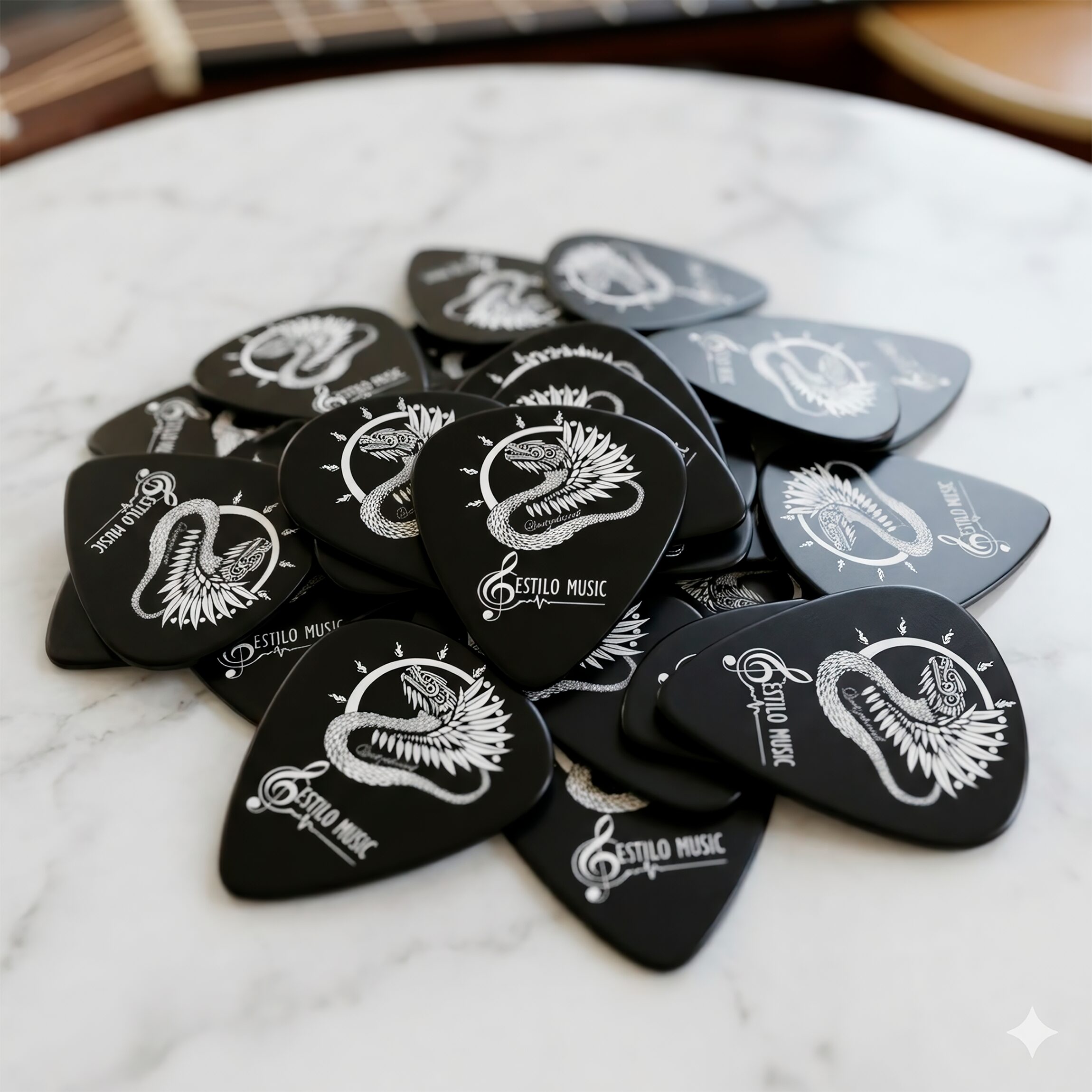 10 Puas Plumillas Guitarra Dioses Quetzalcoatl marca Estilo Music pack premium de plumillas de derlin con diferentes grosores diseño artístico 10 Puas Plumillas Guitarra Dioses Quetzalcoatl colección dioses con diseño Quetzalcoatl material derlin resistente marca Estilo Music