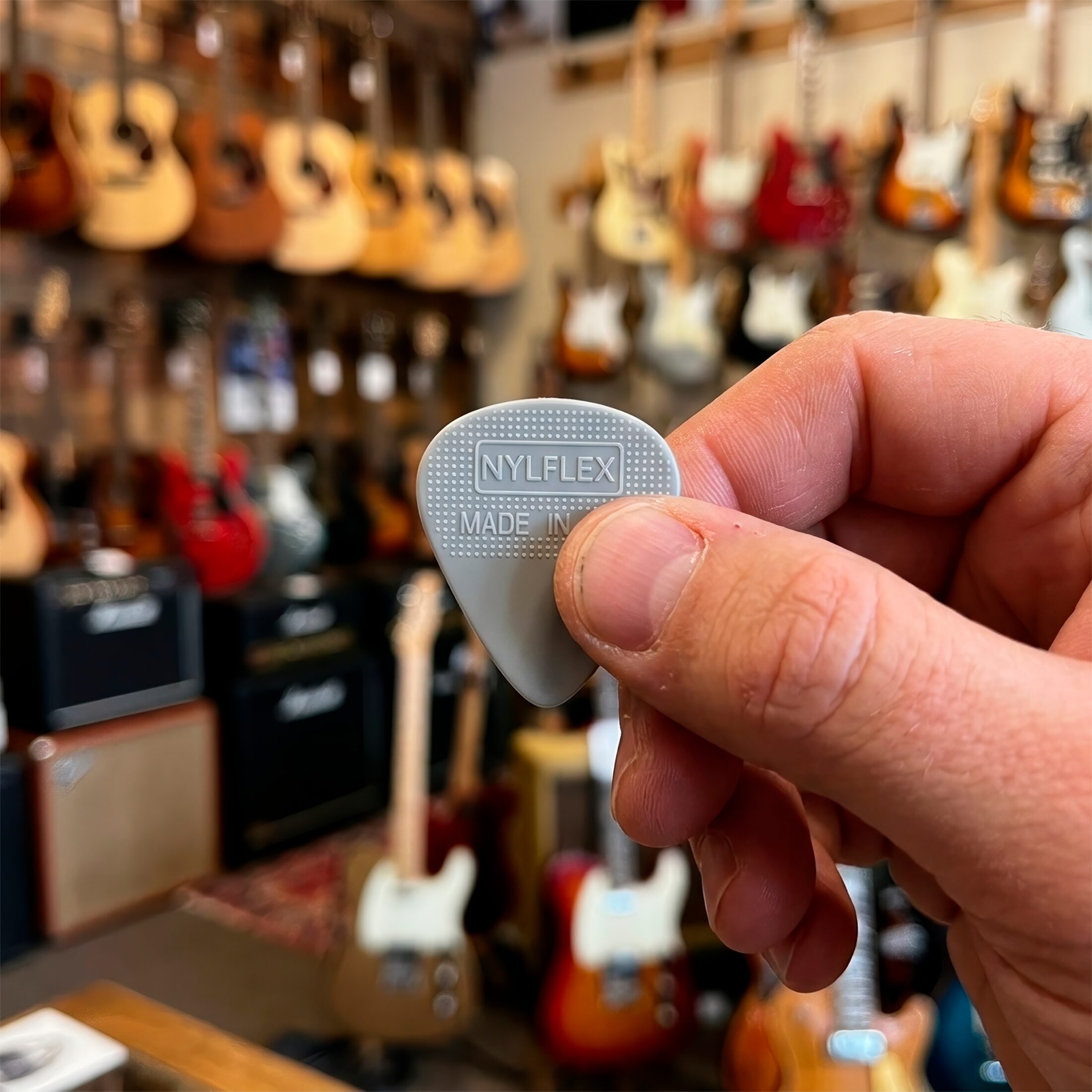 10 Plumillas Nyflex Daddario de nylon calibre 0.75 mm, paquete original con patrón de agarre, tono cálido y sensación flexible para guitarristas 1NFX4-10