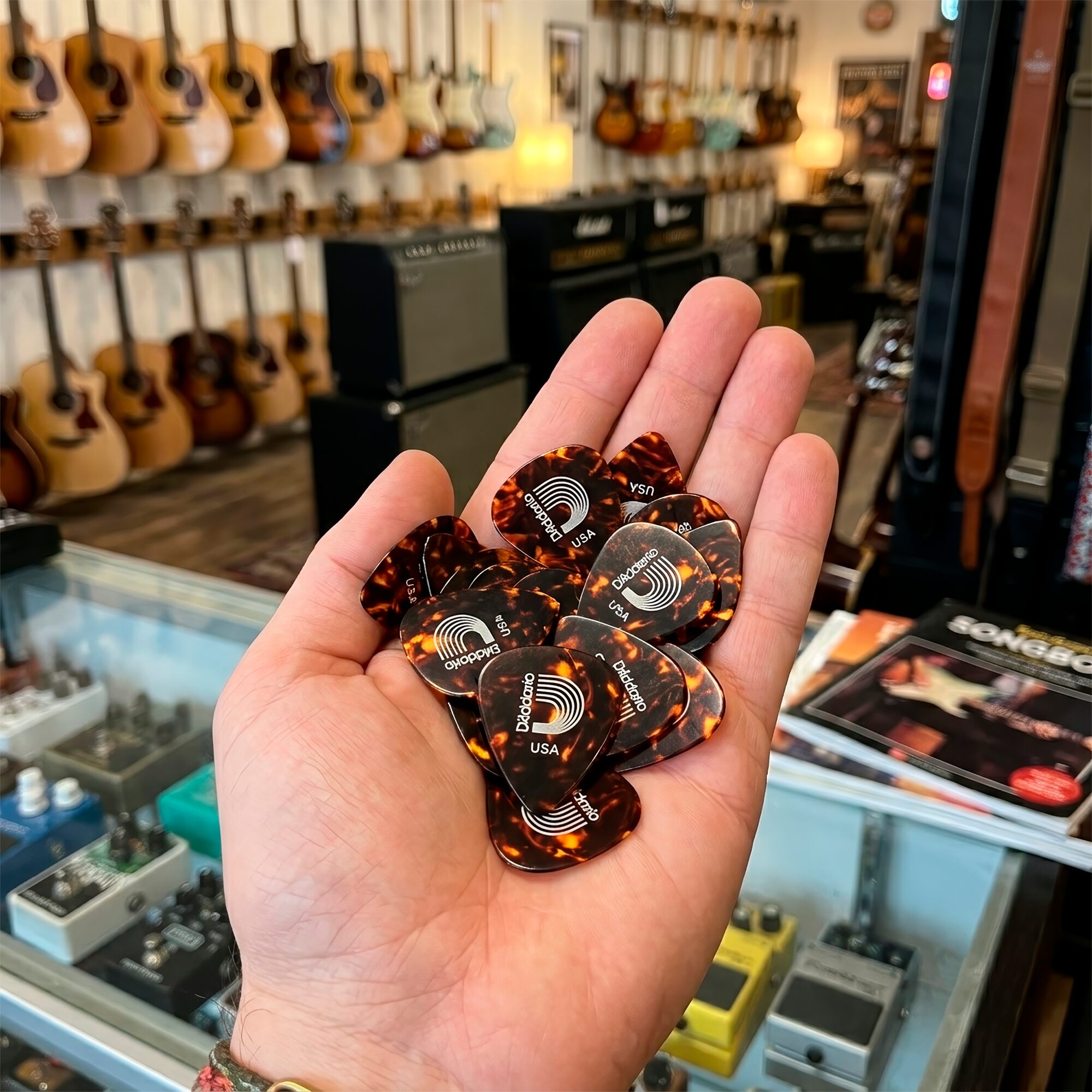 Paq De 10 Plumillas Daddario 0.70 mm de celuloide modelo 1CSH4-10 para guitarra acústica y eléctrica
