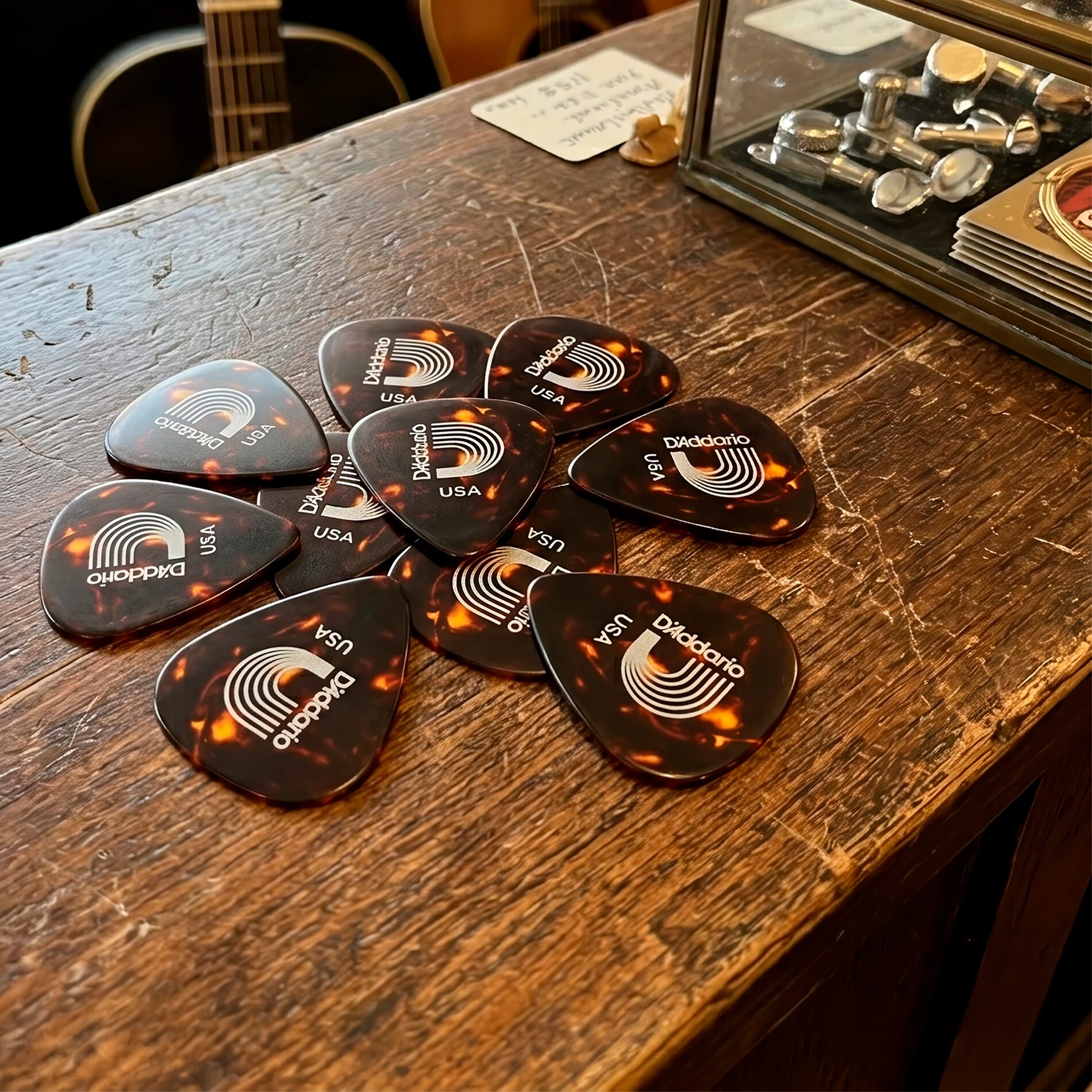 Paq De 10 Plumillas Daddario 0.70 mm de celuloide modelo 1CSH4-10 para guitarra acústica y eléctrica