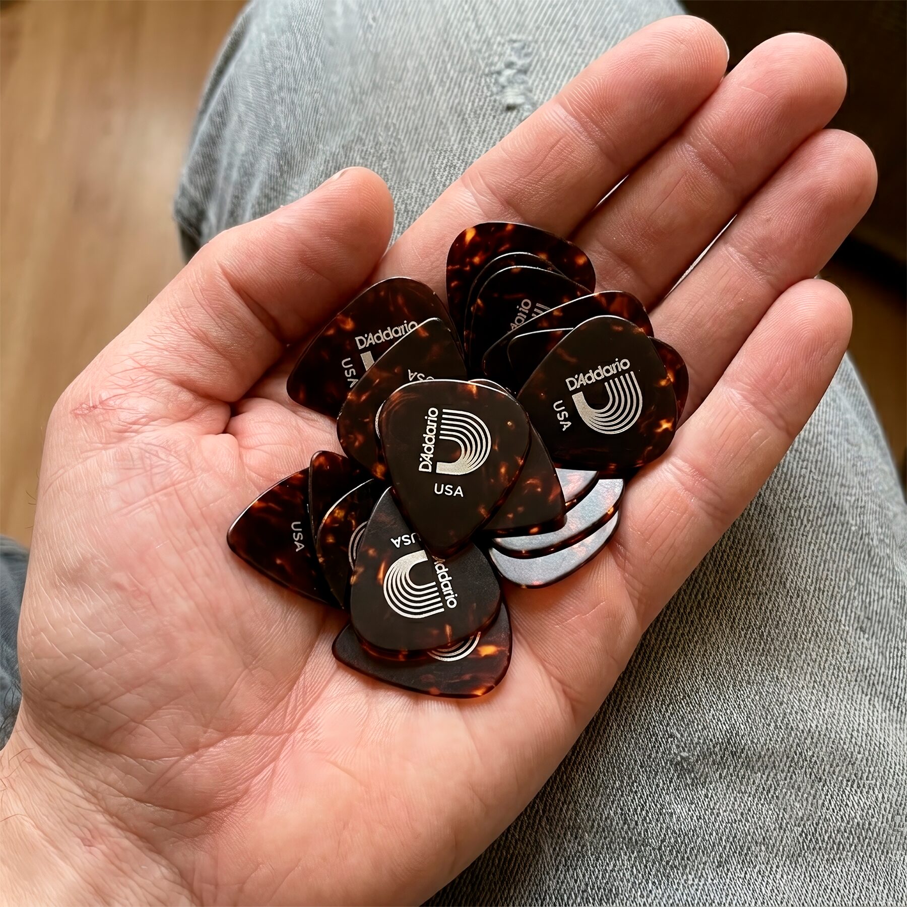 Paq De 10 Plumillas Daddario 0.70 mm de celuloide modelo 1CSH4-10 para guitarra acústica y eléctrica