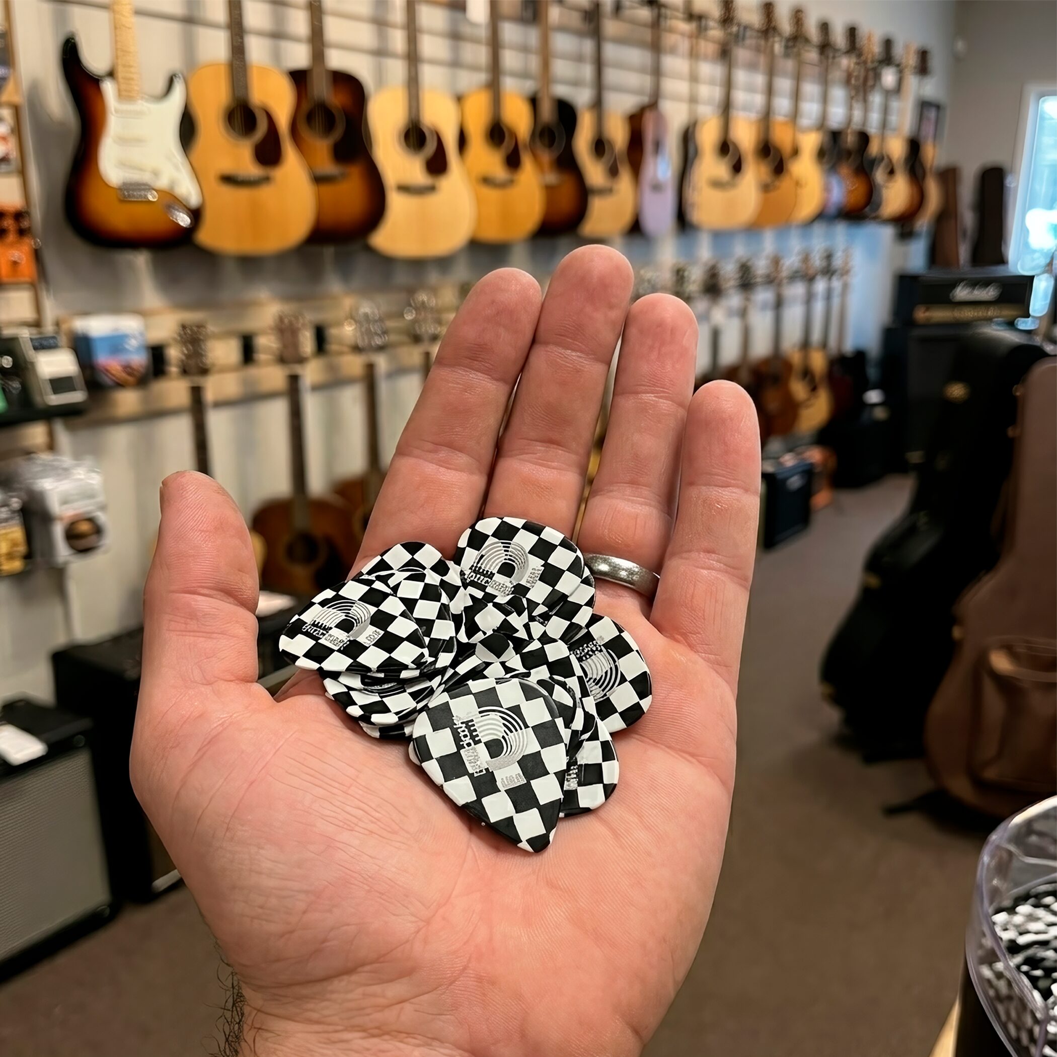 Paq De 10 Plumillas Daddario 0.50 mm colección Ajedrez fabricadas en celuloide con diseño cómodo y tono cálido para guitarra.