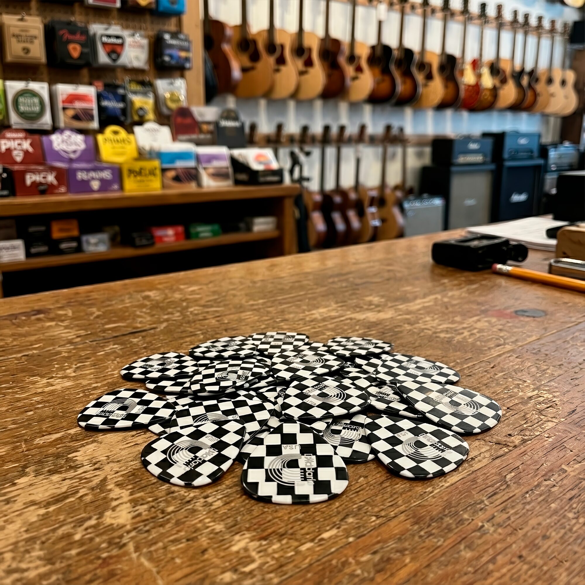 Paq De 10 Plumillas Daddario 0.50 mm colección Ajedrez fabricadas en celuloide con diseño cómodo y tono cálido para guitarra.