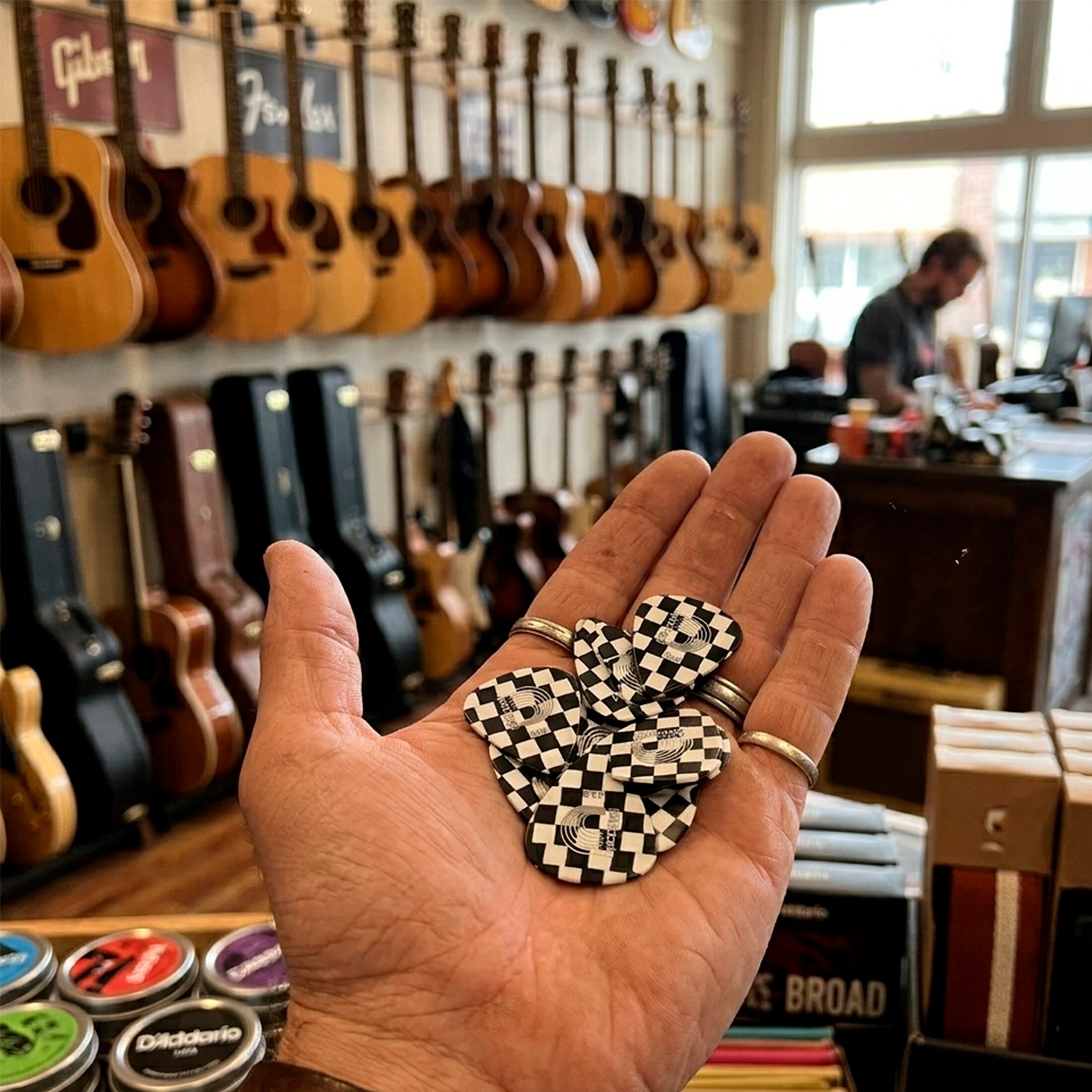 Paq De 10 Plumillas Daddario 0.50 mm colección Ajedrez fabricadas en celuloide con diseño cómodo y tono cálido para guitarra.