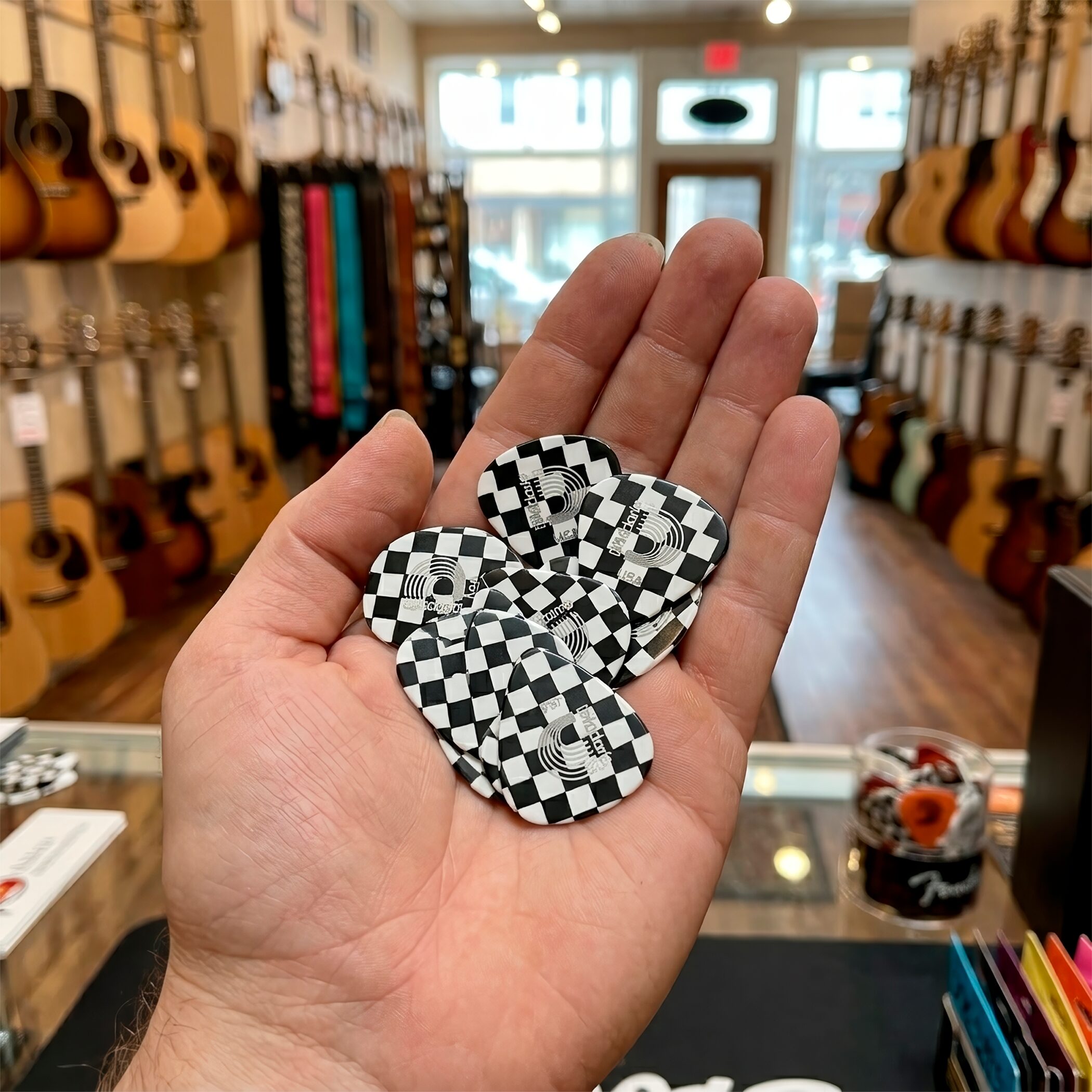 Paq De 10 Plumillas Daddario 0.50 mm colección Ajedrez fabricadas en celuloide con diseño cómodo y tono cálido para guitarra.