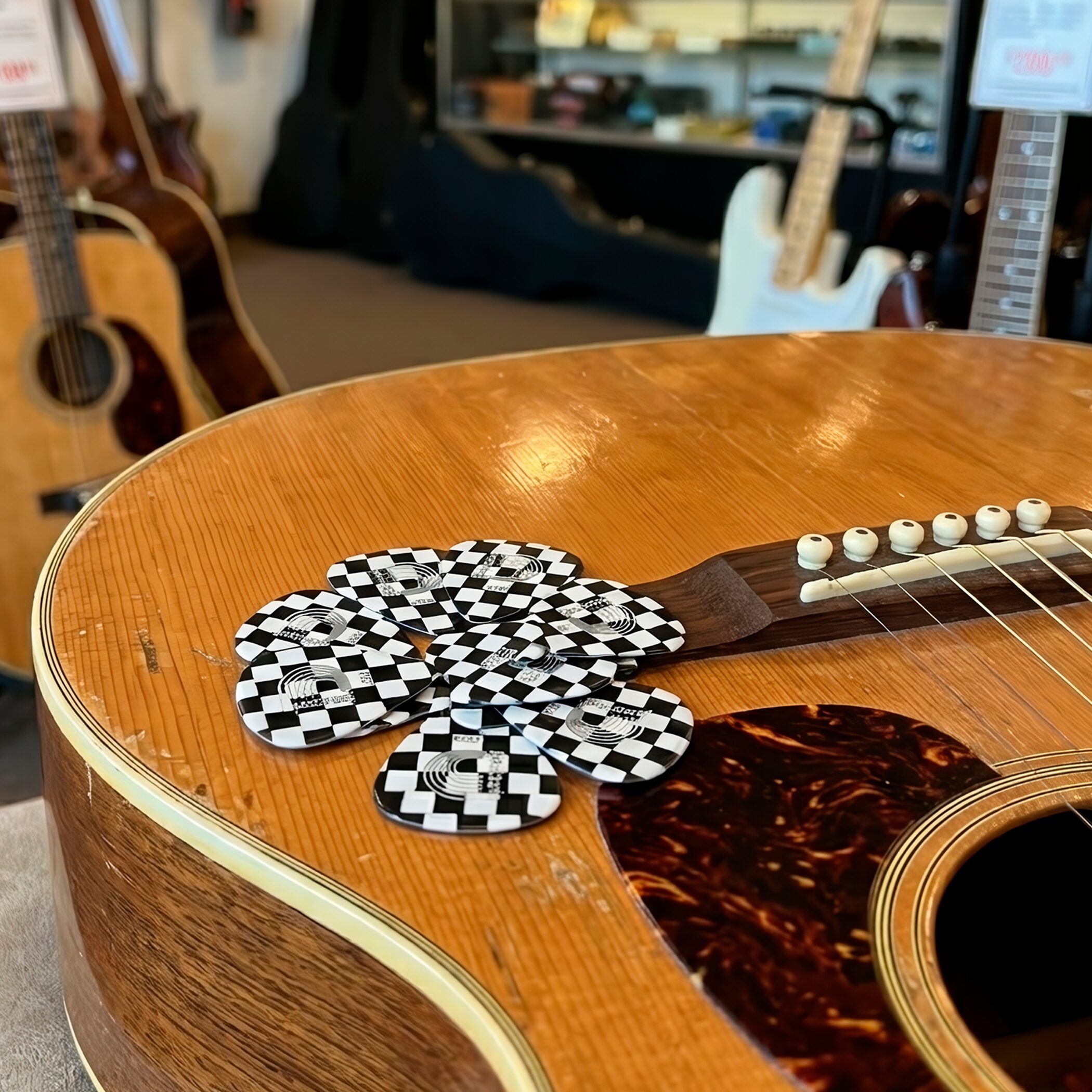 Paq De 10 Plumillas Daddario 0.50 mm colección Ajedrez fabricadas en celuloide con diseño cómodo y tono cálido para guitarra.