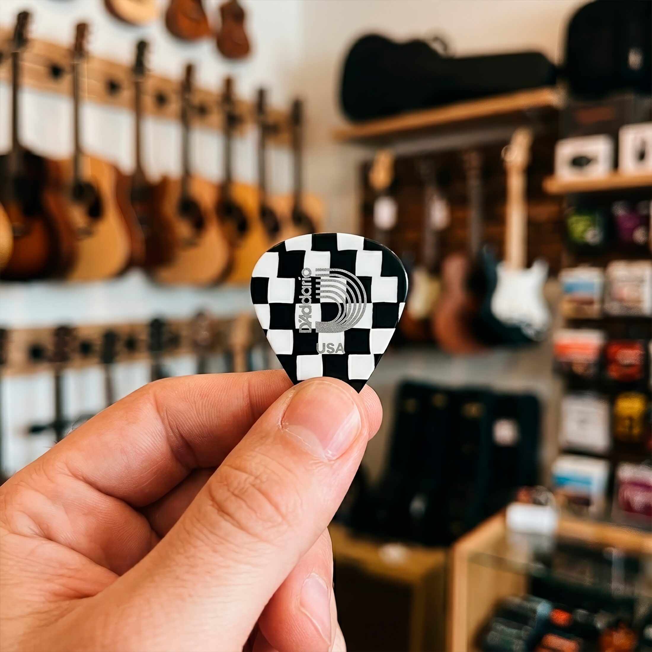 Paq De 10 Plumillas Daddario 0.50 mm colección Ajedrez fabricadas en celuloide con diseño cómodo y tono cálido para guitarra.