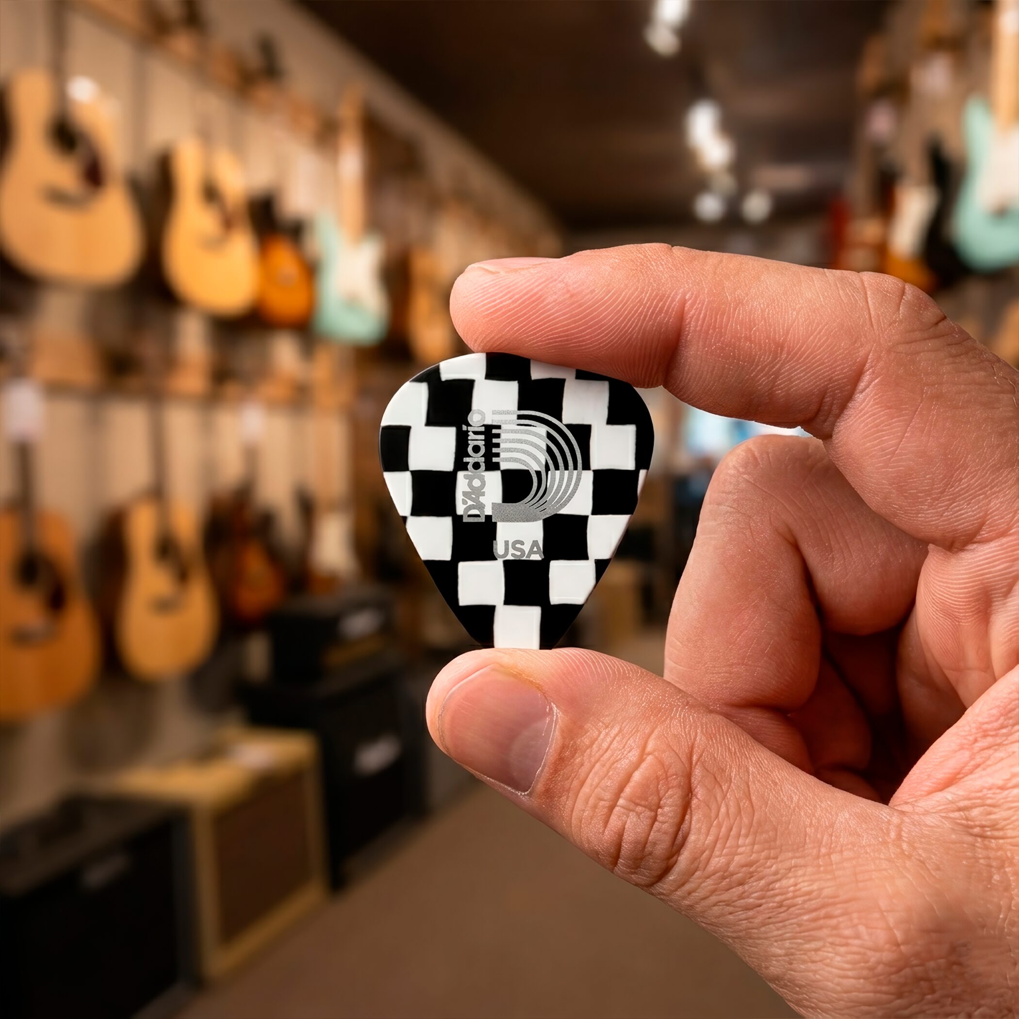 Paq De 10 Plumillas Daddario 0.50 mm colección Ajedrez fabricadas en celuloide con diseño cómodo y tono cálido para guitarra.
