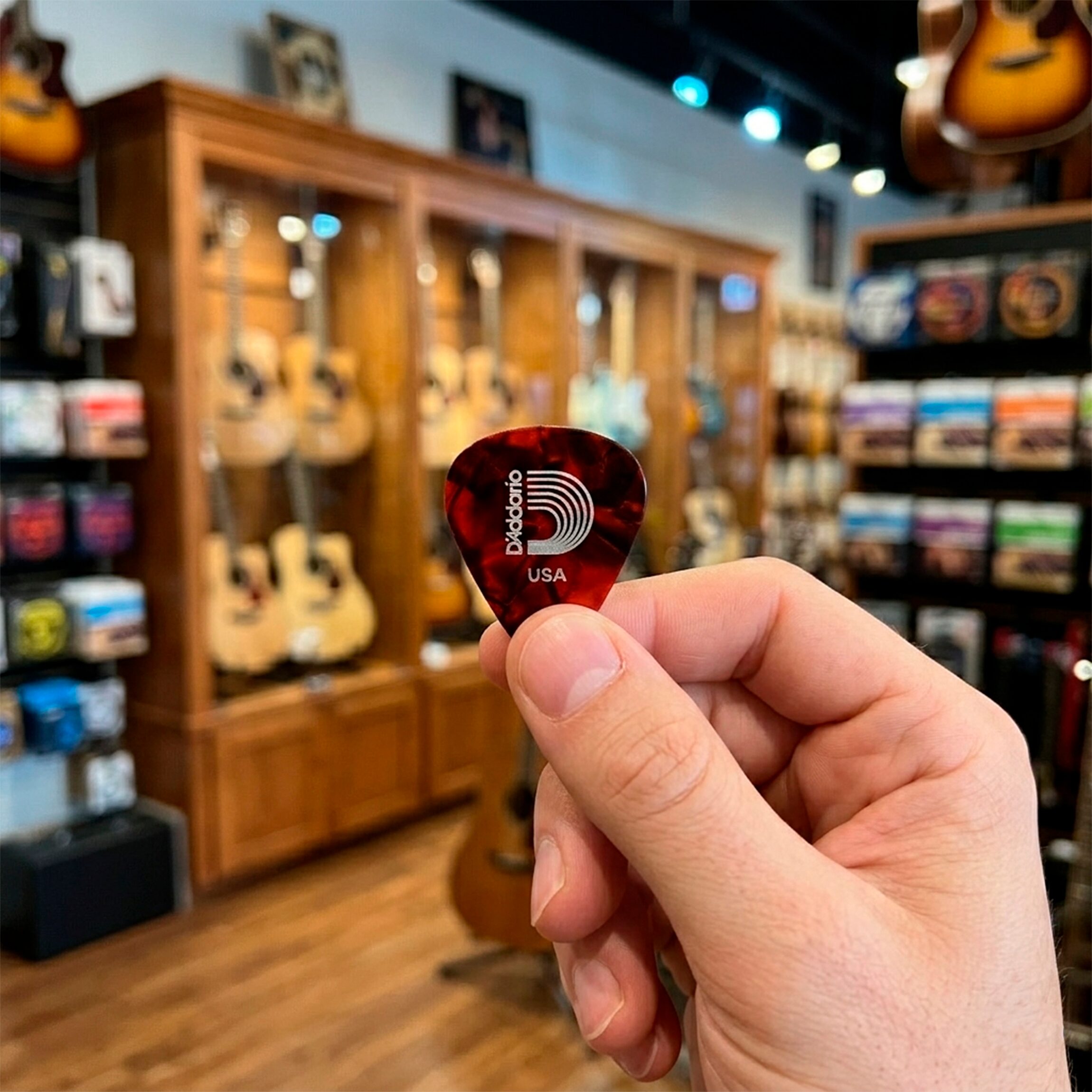 Paq De 10 Plumillas Daddario 0.70 mm de celuloide rojo modelo 1CRP4-10 con tacto natural y tono cálido para guitarra.