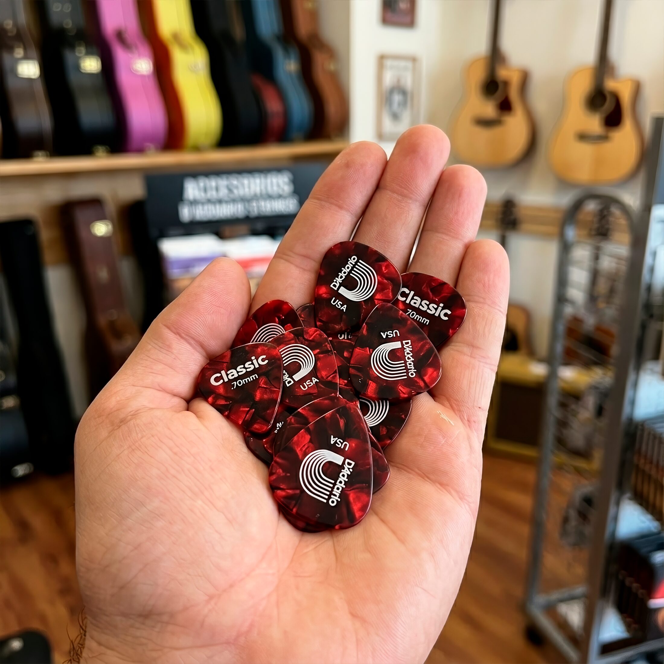 Paq De 10 Plumillas Daddario 0.70 mm de celuloide rojo modelo 1CRP4-10 con tacto natural y tono cálido para guitarra.
