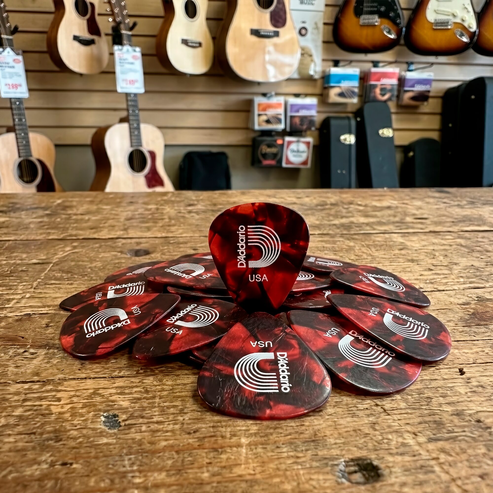 Paq De 10 Plumillas Daddario 0.70 mm de celuloide rojo modelo 1CRP4-10 con tacto natural y tono cálido para guitarra.