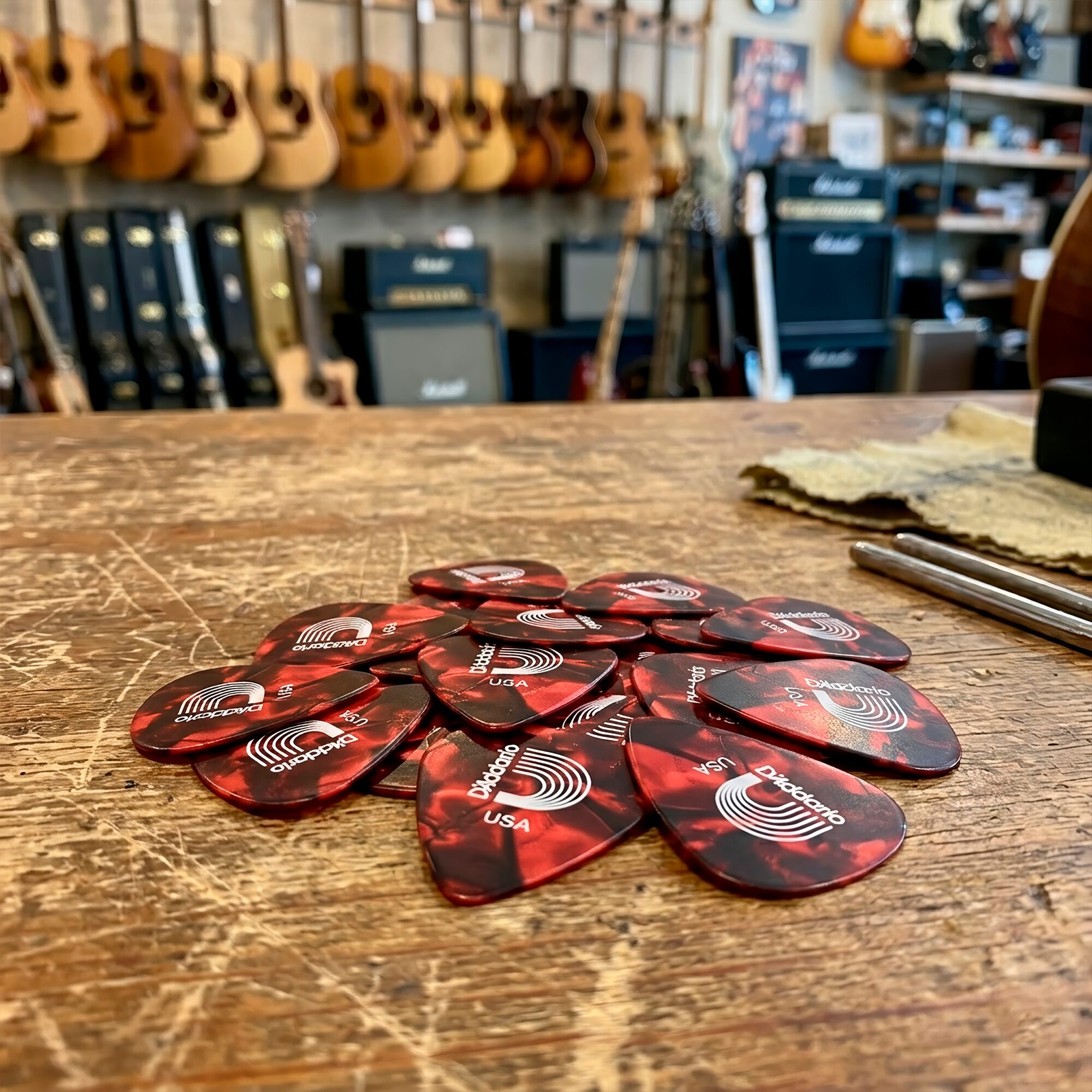 Paq De 10 Plumillas Daddario 0.70 mm de celuloide rojo modelo 1CRP4-10 con tacto natural y tono cálido para guitarra.