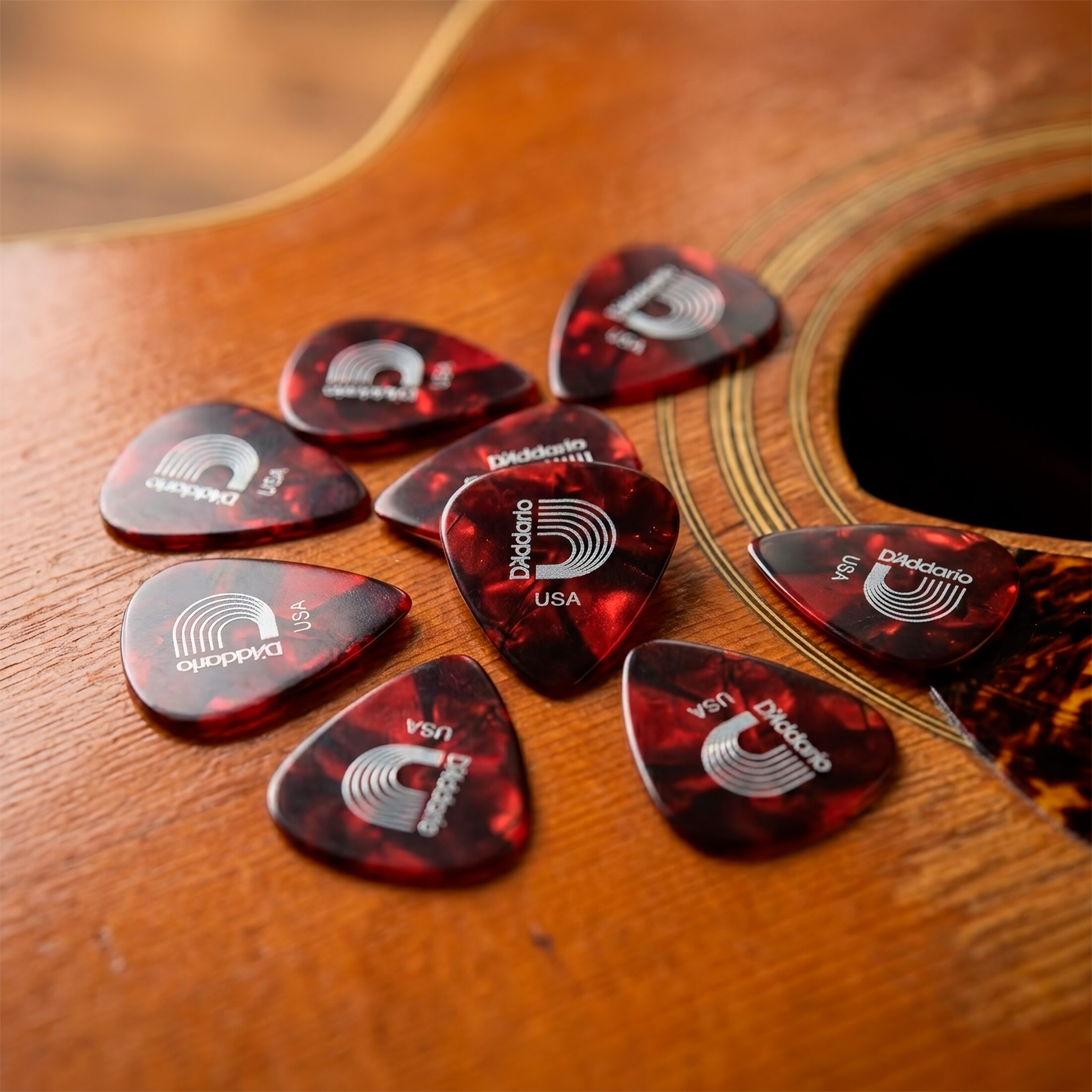 Paq De 10 Plumillas Daddario 0.70 mm de celuloide rojo modelo 1CRP4-10 con tacto natural y tono cálido para guitarra.