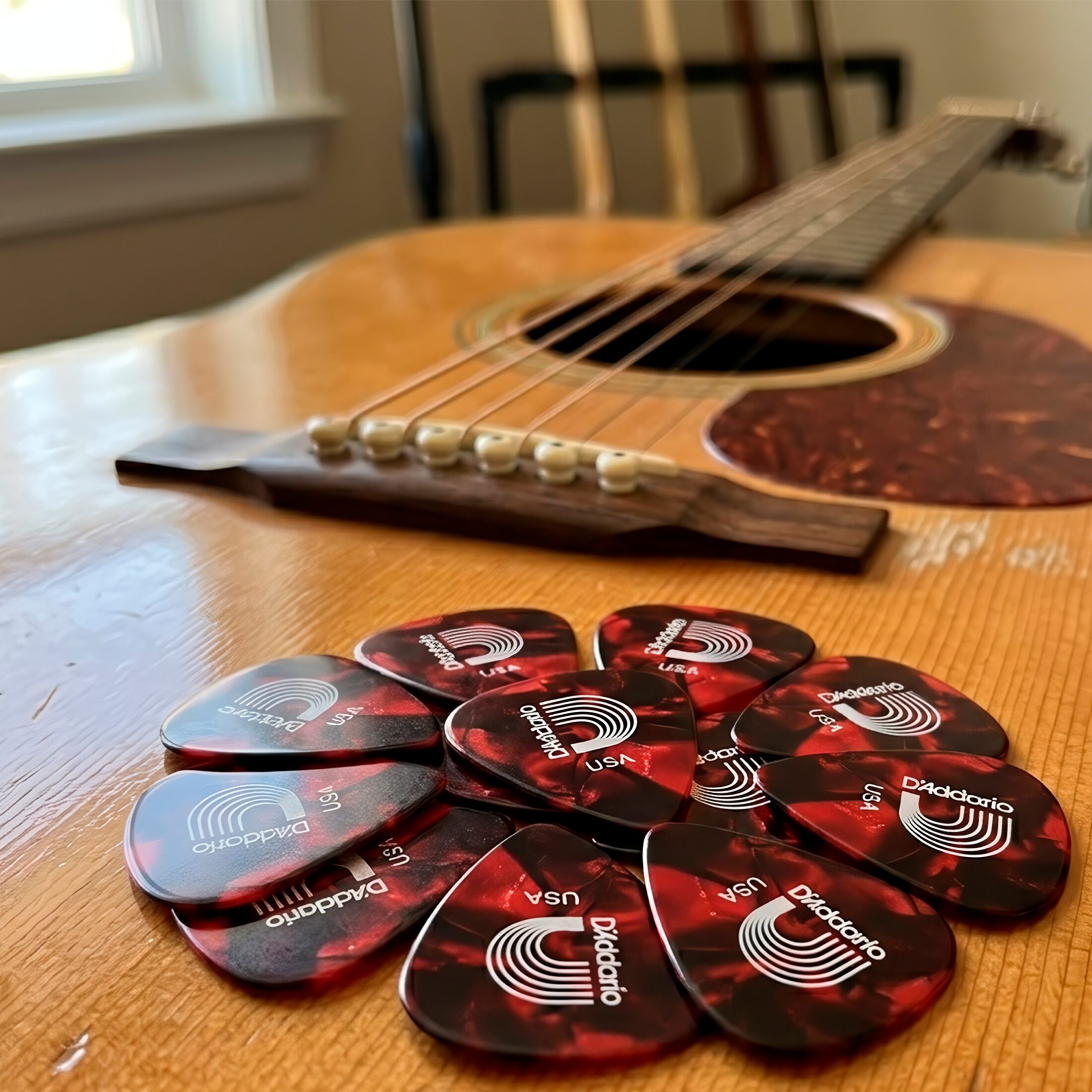 Paq De 10 Plumillas Daddario 0.70 mm de celuloide rojo modelo 1CRP4-10 con tacto natural y tono cálido para guitarra.