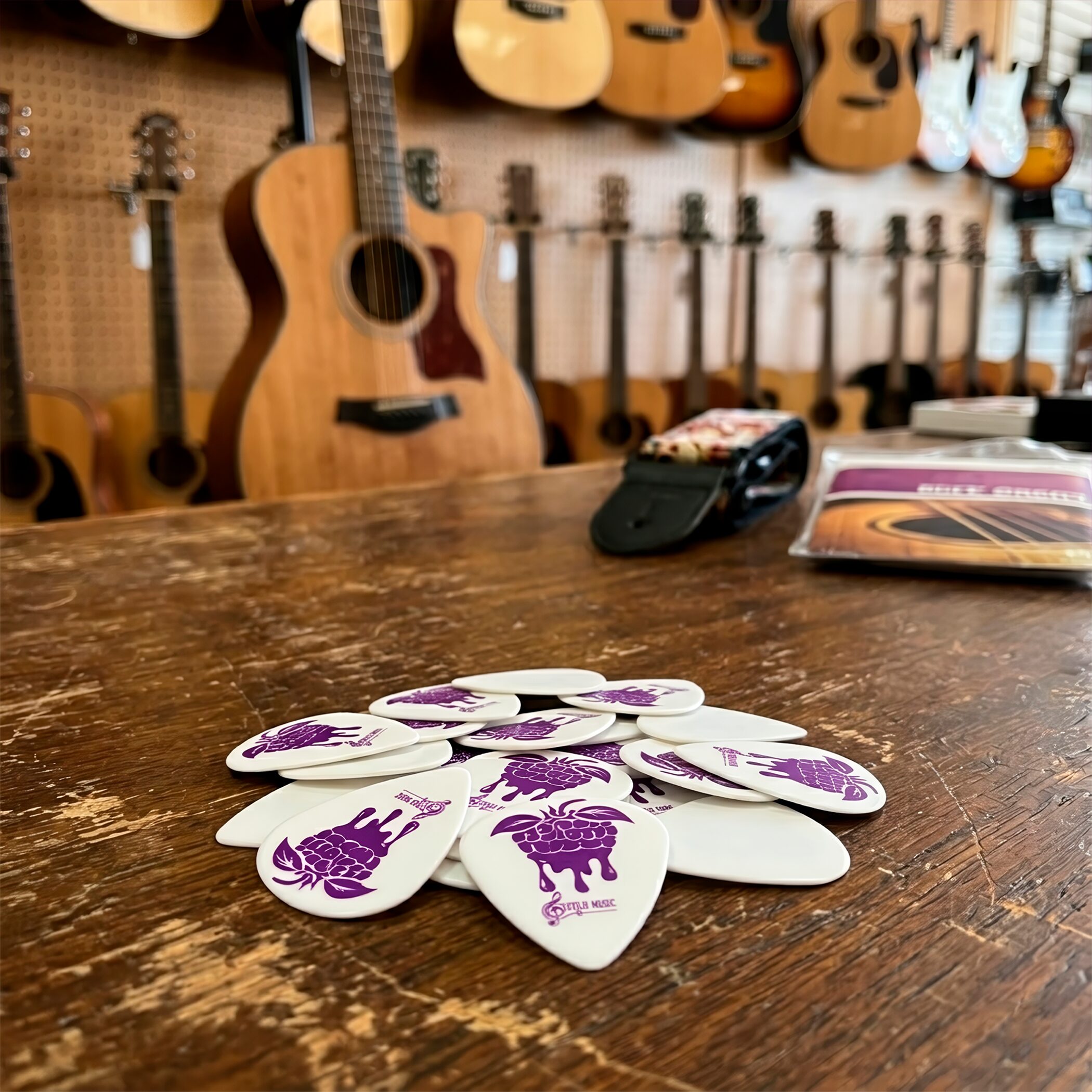 Paq De 10 Plumillas Jazz III 3 Derlin marca Estilo Music colección Cherry color blanco para guitarra y ejecuciones rápidas.