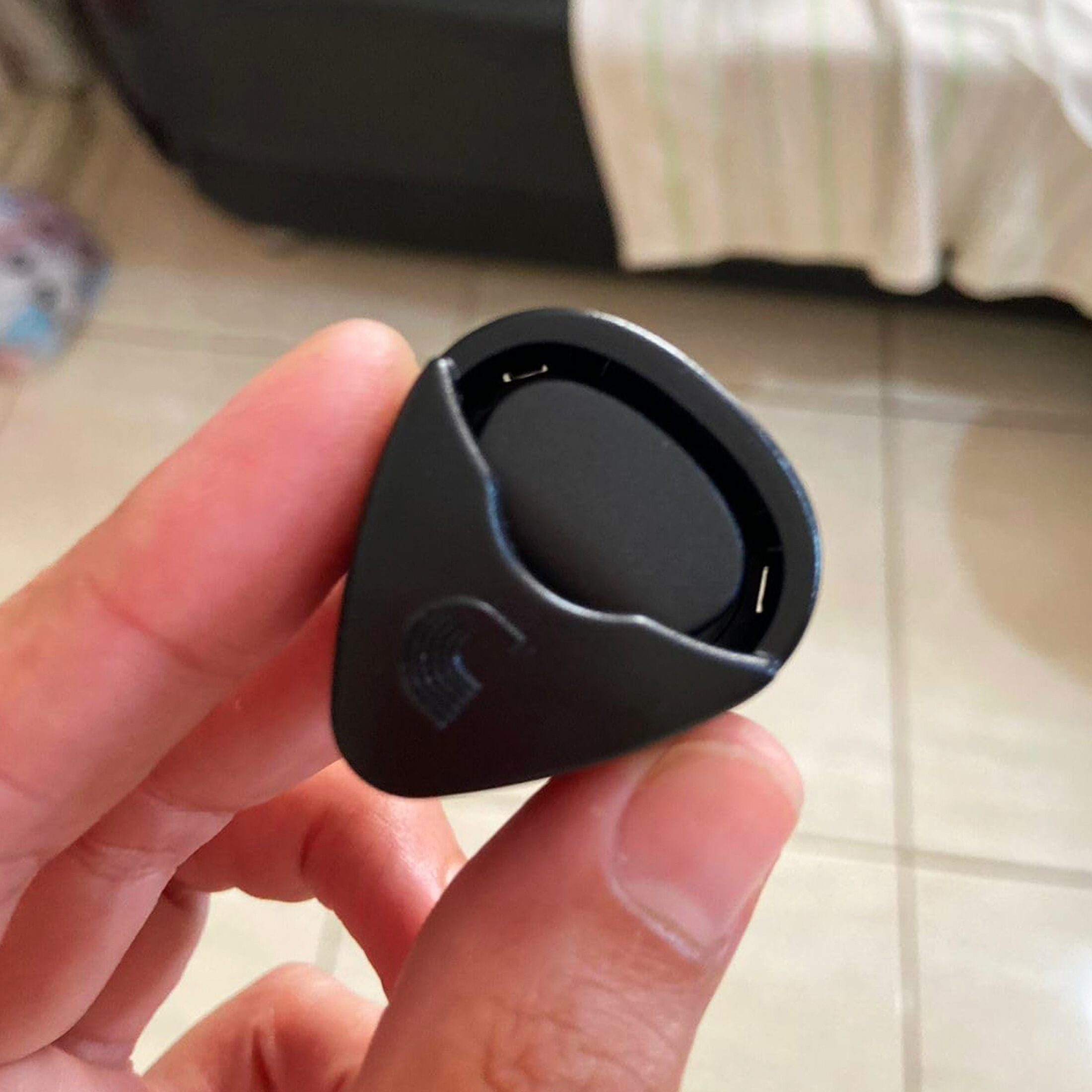 Porta Plumillas PW-PH-01 Daddario para guitarra y bajo con diseño compacto y capacidad para almacenar varias púas.