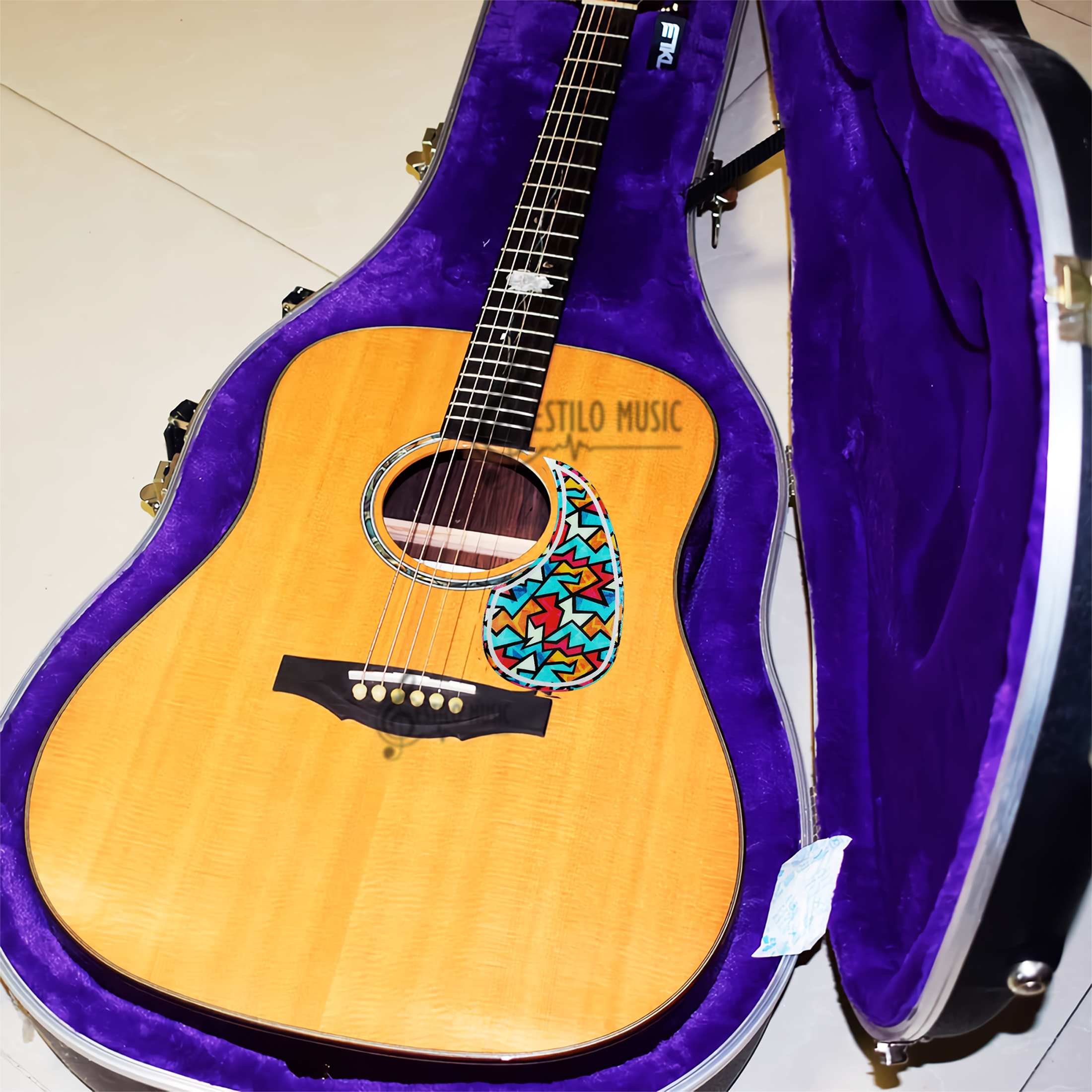 Protector de Guitarra Golpeador Pickguard EM autoadhesivo para guitarra acústica y clásica contra rayaduras y desgaste.