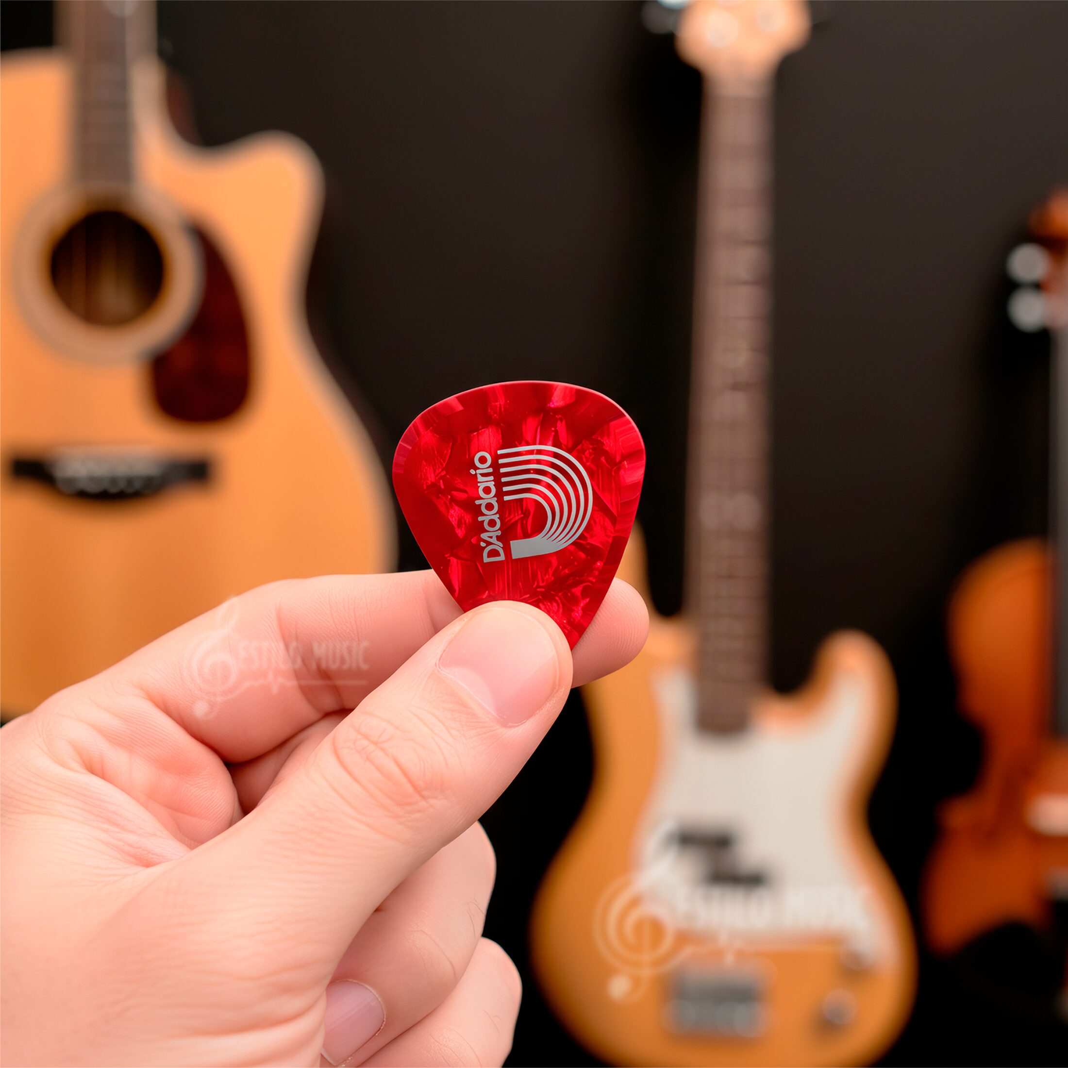 Paq De 10 Plumillas Daddario de celuloide con forma estándar para mejor comodidad y control en guitarra