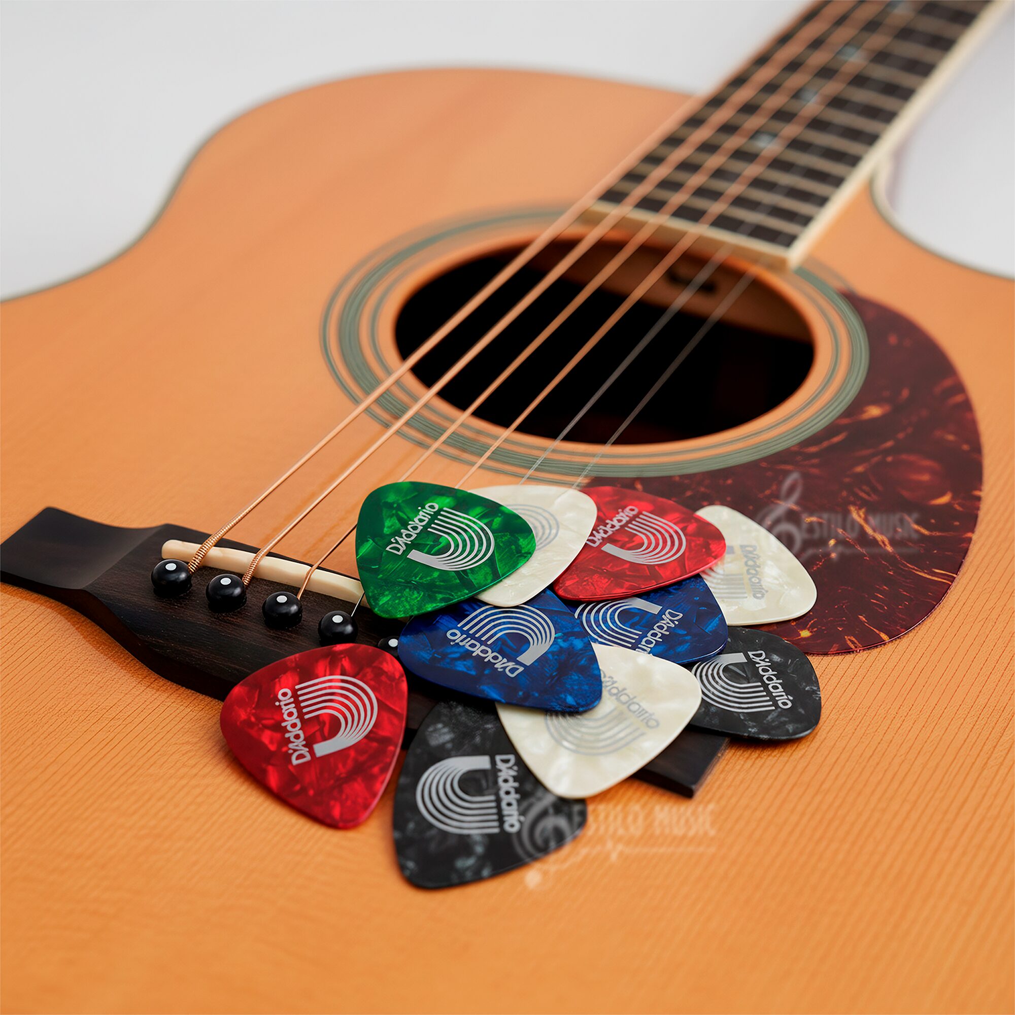 Paq De 10 Plumillas Daddario de celuloide con forma estándar para mejor comodidad y control en guitarra1CAP2-10 1CAP4-10