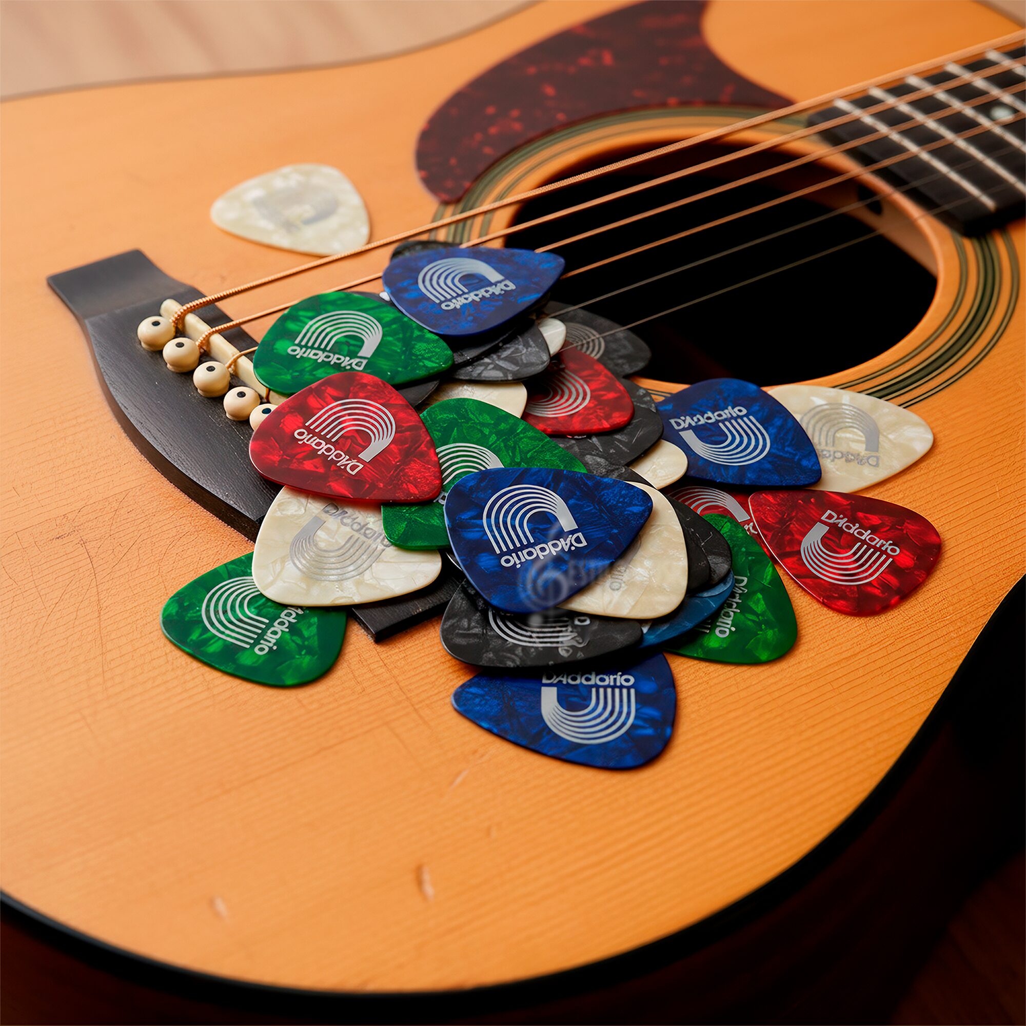 Paq De 10 Plumillas Daddario de celuloide con forma estándar para mejor comodidad y control en guitarra 1CAP2-10 1CAP4-10