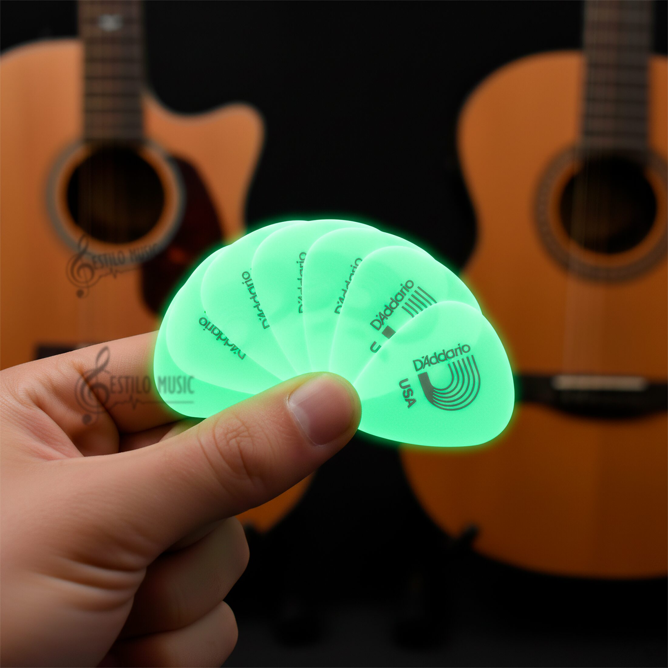 10 Plumillas Daddario Puas fluorescentes para guitarra modelo 1CCG4-10 que brillan en la oscuridad con material celuloide de 0.7 mm